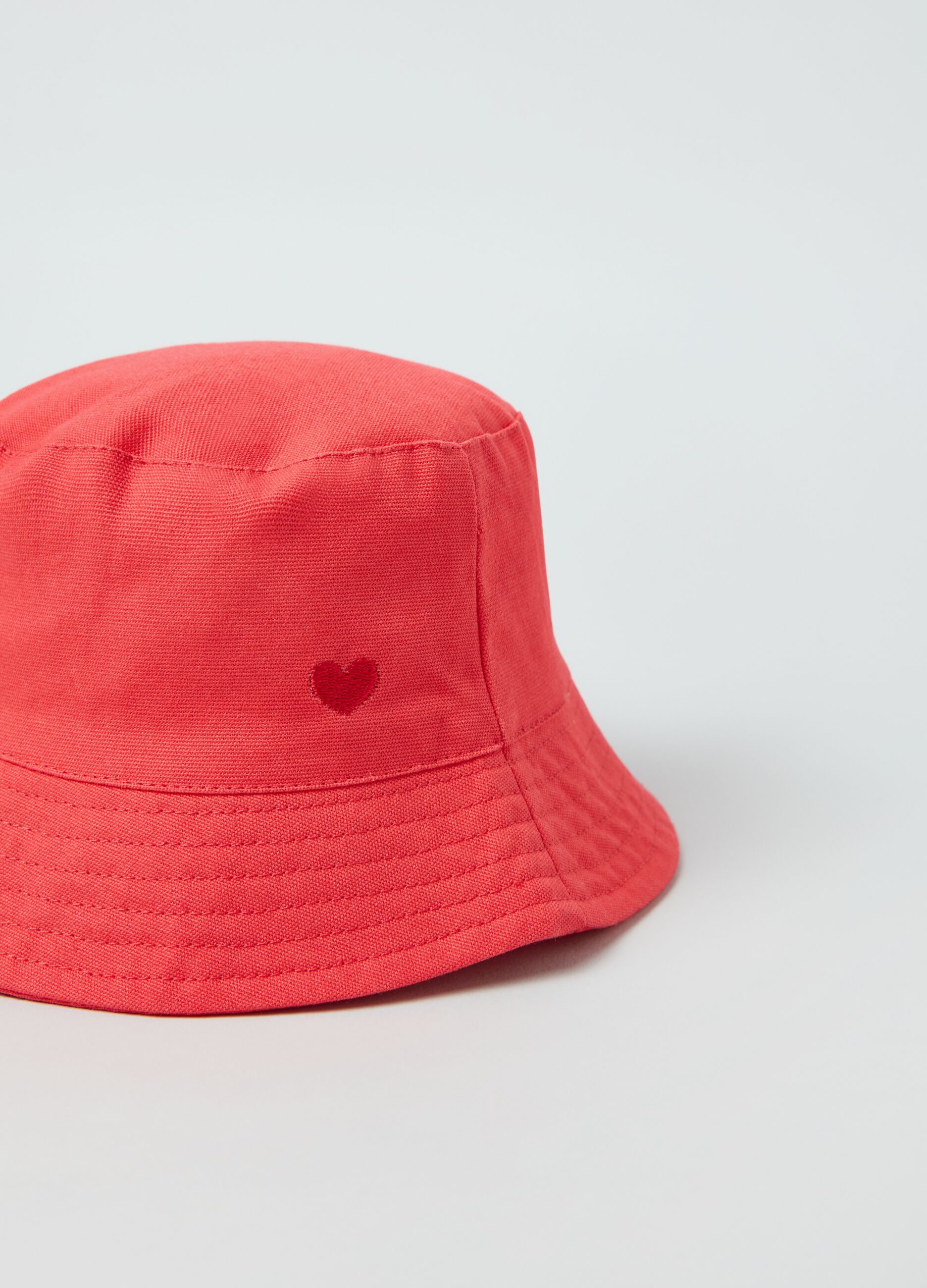 Sombrero de pescador con bordado corazón