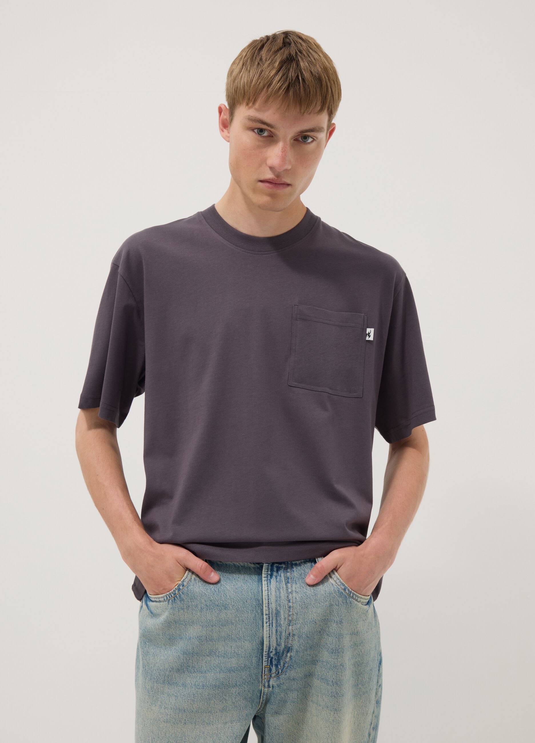 T-shirt cinzenta em algod&atilde;o puro com bolso, corte regular