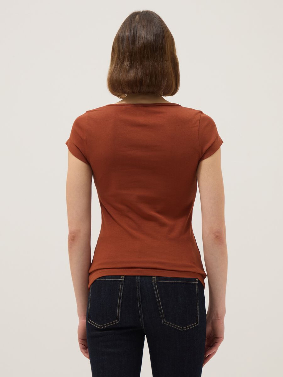 Orangefarbenes, figurbetontes T-Shirt aus Stretch-Baumwolle mit eckigem Ausschnitt_3