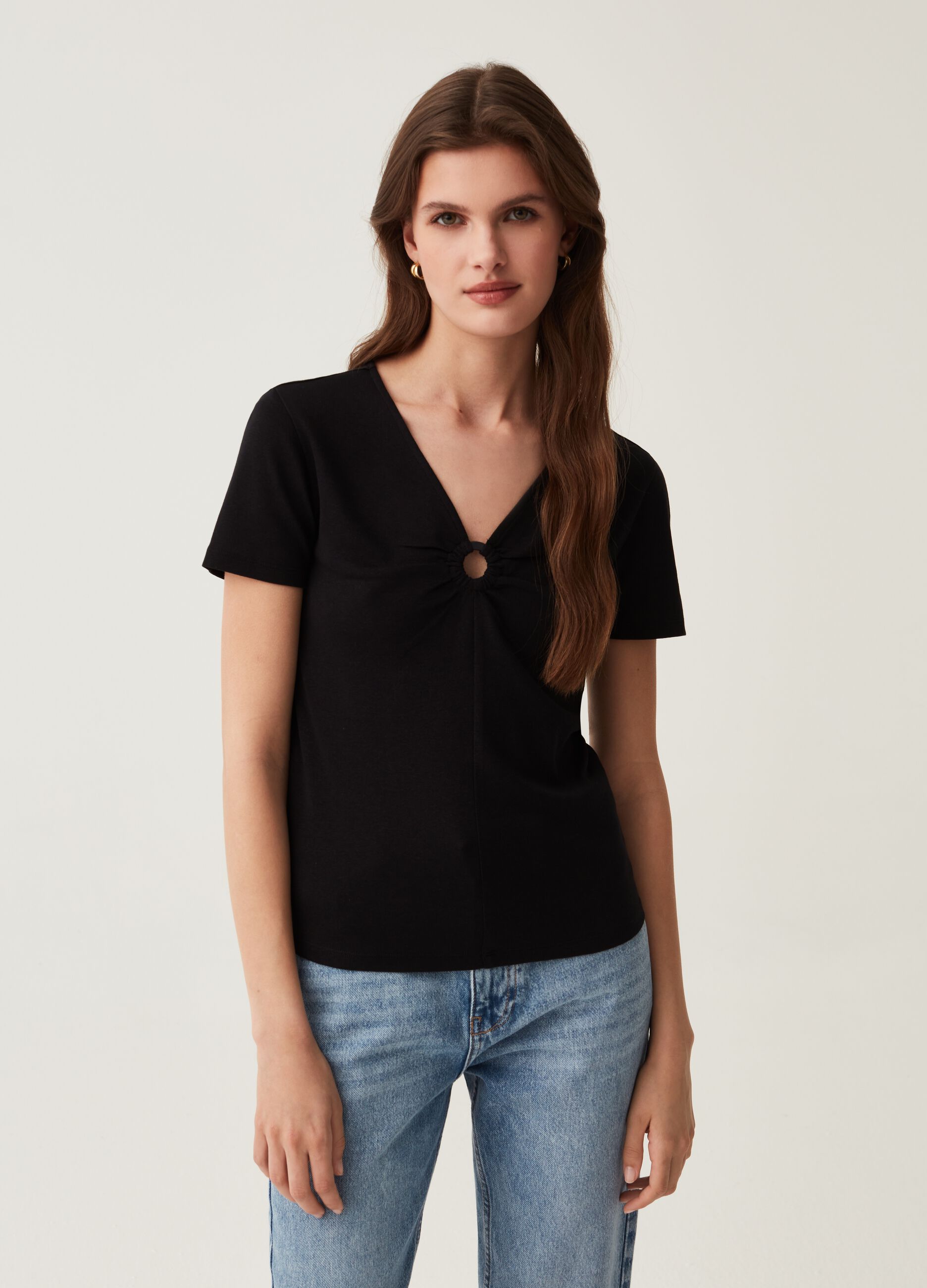 T-shirt with V-neck and ring