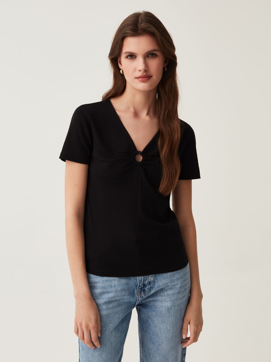 T-shirt with V-neck and ring_1