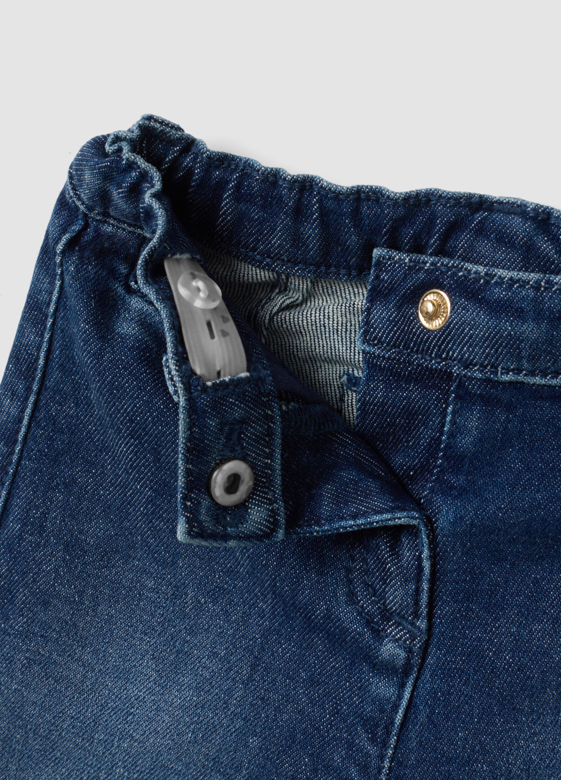 Jeans flare blu in cotone elasticizzato con bottone orsetto per bimba