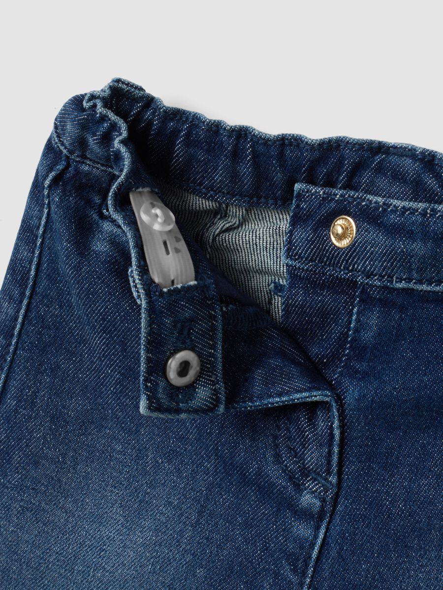 Jeans flare blu in cotone elasticizzato con bottone orsetto per bimba_2