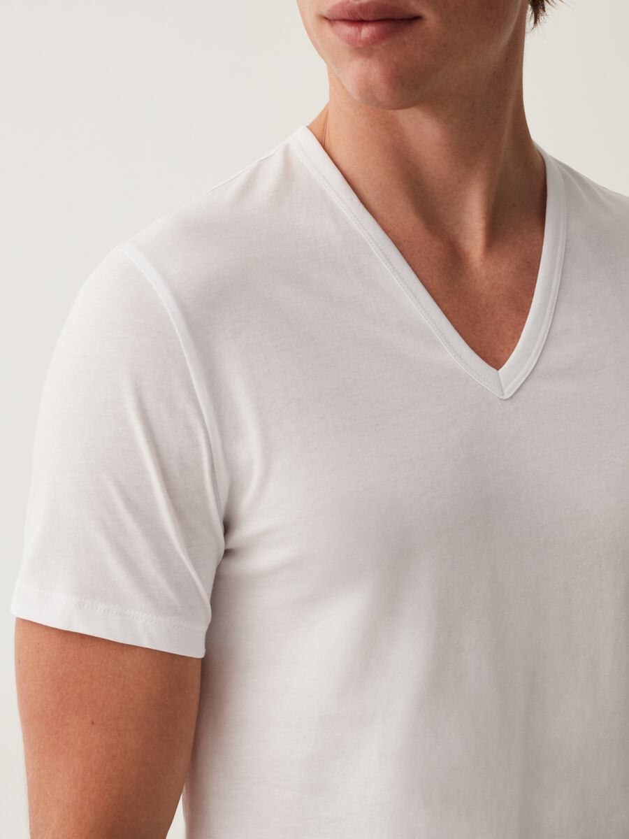 Two-pack undershirts in jersey with V neck_3