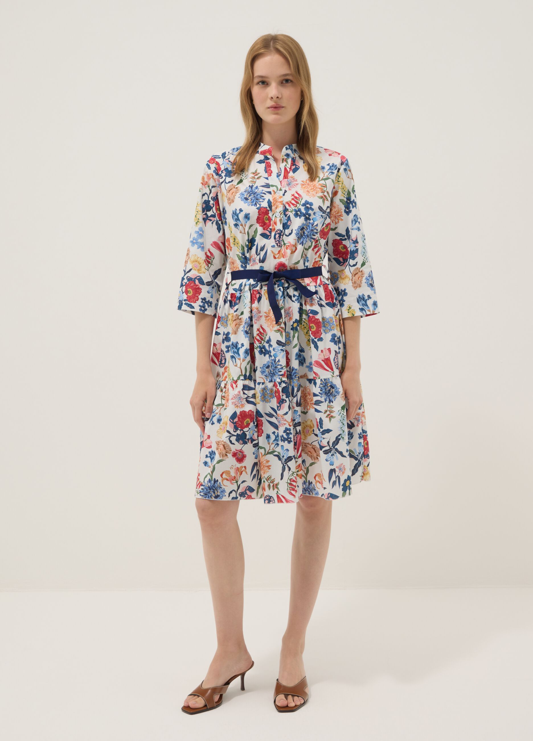 Vestido midi branco em algod&atilde;o el&aacute;stico com estampado floral