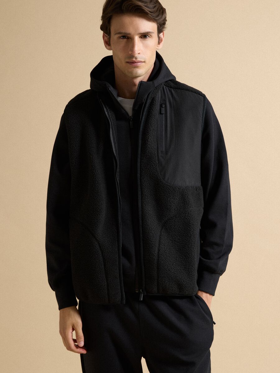 Felpa full-zip nera con colletto regular fit_0