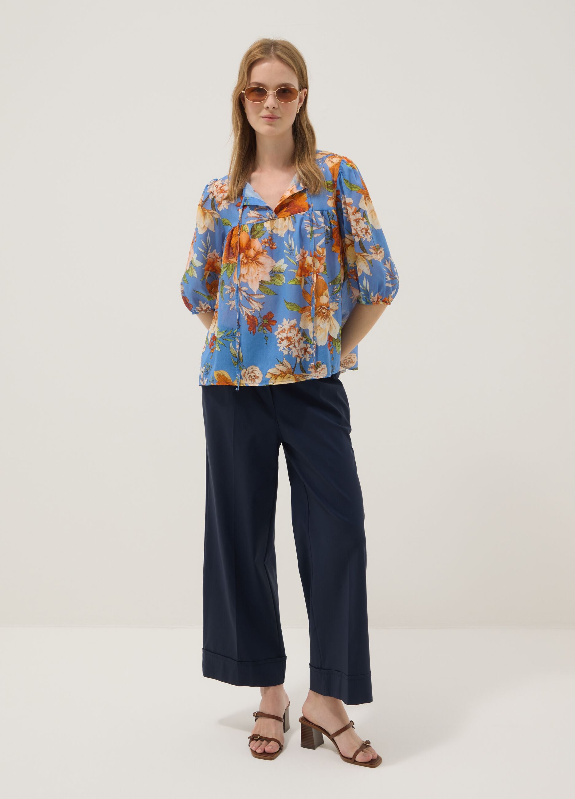 Blaue Bluse mit Blumenmuster aus reiner Baumwolle