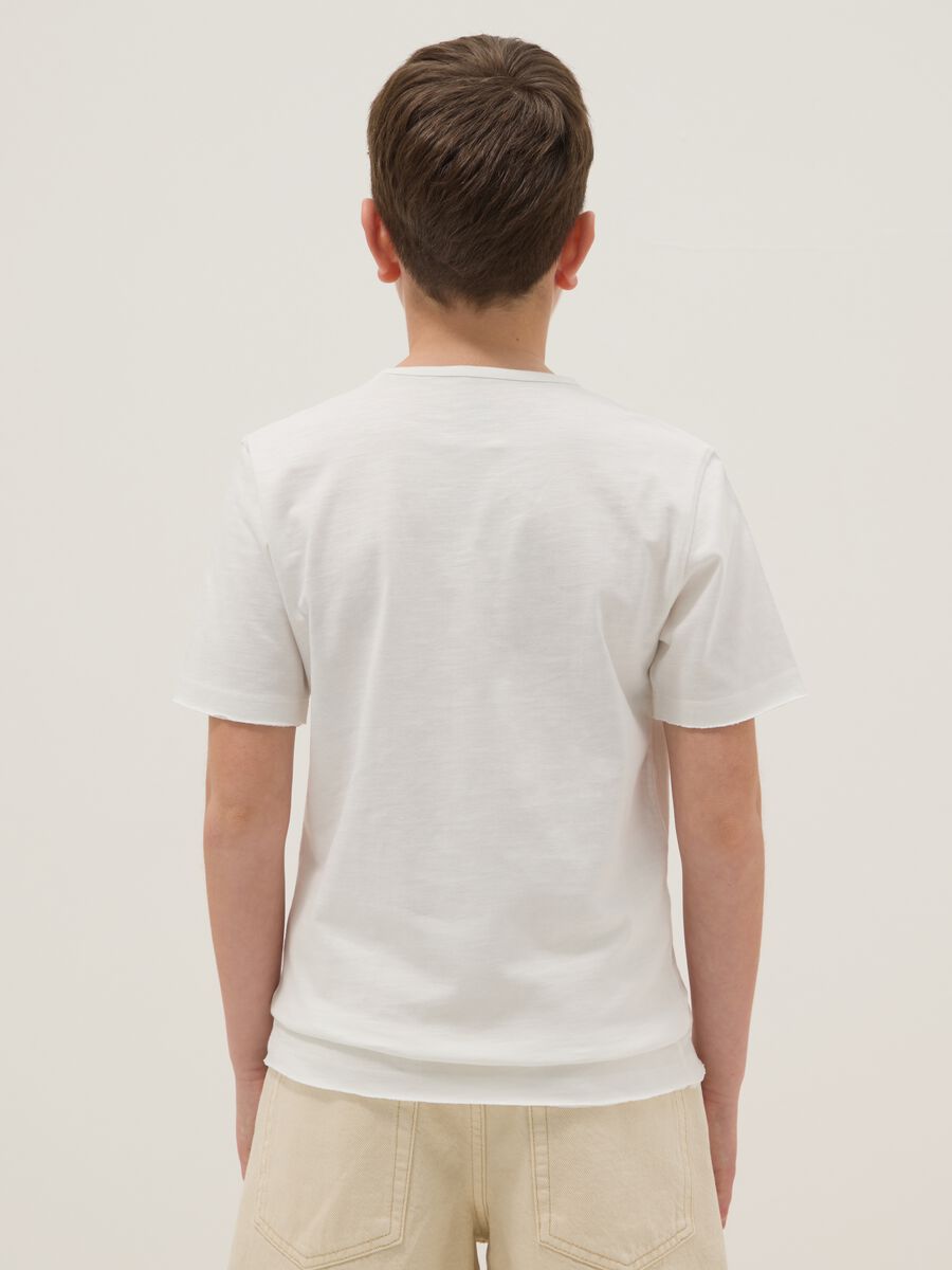 Jungen Wei&szlig;er Polo aus reiner Baumwolle mit Serafino-Kragen, Regular Fit_1