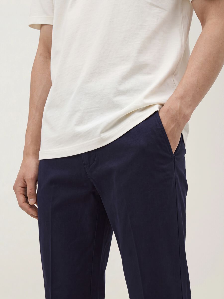 Pantaloni chino blu in twill di cotone elasticizzato slim fit_3