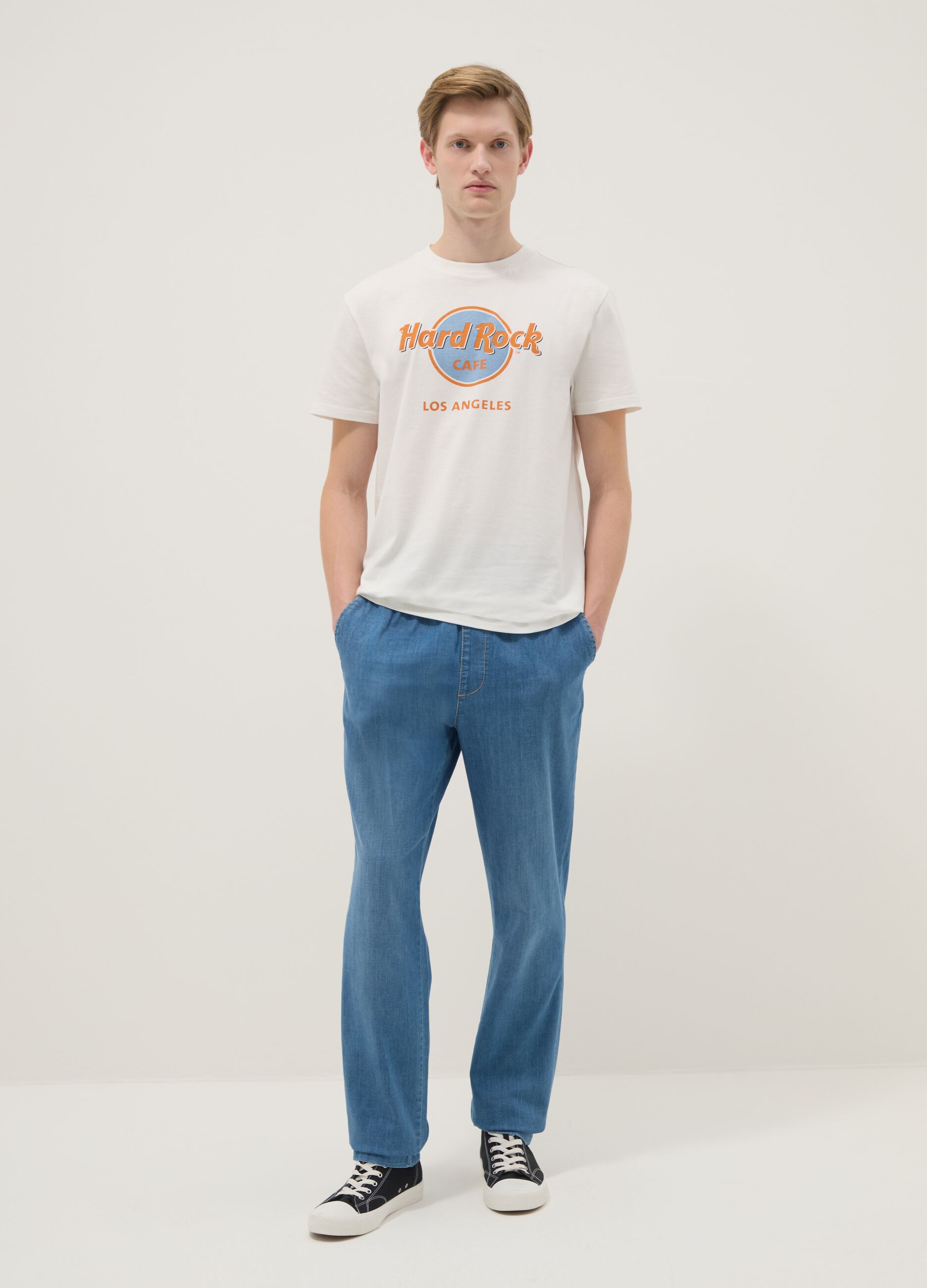 &Lambda;&epsilon;&upsilon;&kappa;ό T-shirt &alpha;&pi;ό &kappa;&alpha;&theta;&alpha;&rho;ό &beta;&alpha;&mu;&beta;ά&kappa;&iota; regular fit &mu;&epsilon; &lambda;&omicron;&gamma;ό&tau;&upsilon;&pi;&omicron; Hard Rock Cafe