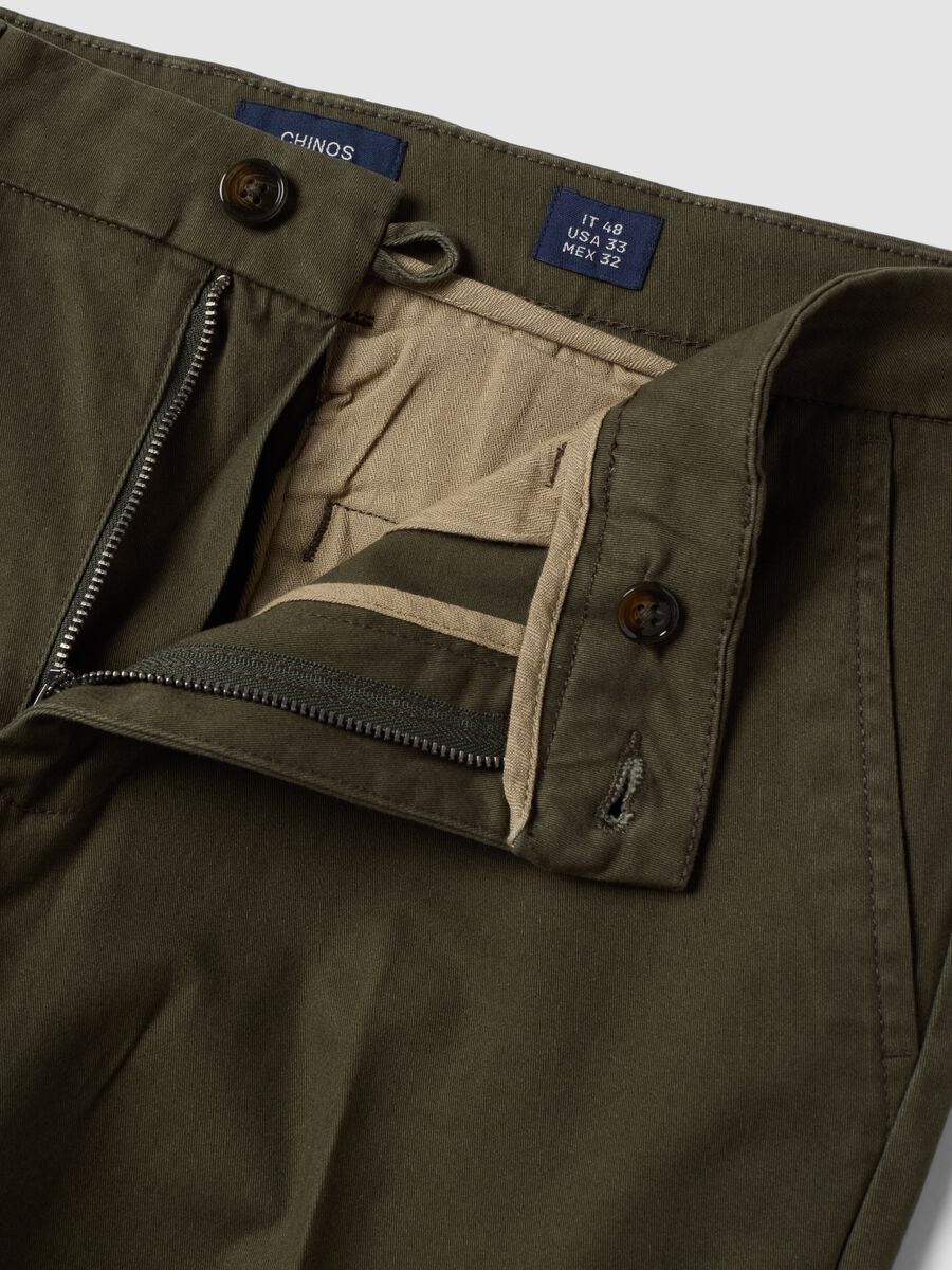 Gr&uuml;ne Slim-Fit Chinohose aus elastischem Baumwolltwill_1