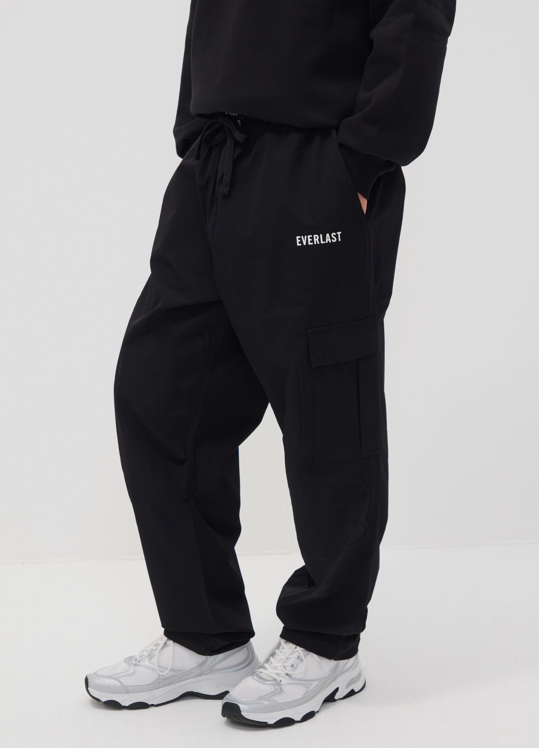 Schwarze sportliche Cargo-Hose mit Kordelzug