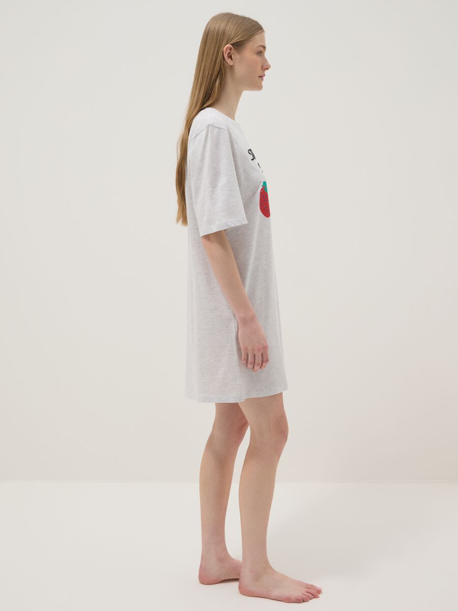 Graues Nachthemd aus elastischer Baumwolle im Regular Fit mit Erdbeeren_2