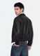 Casaco preto cropped com fecho e bolsos com pala, corte oversized_2
