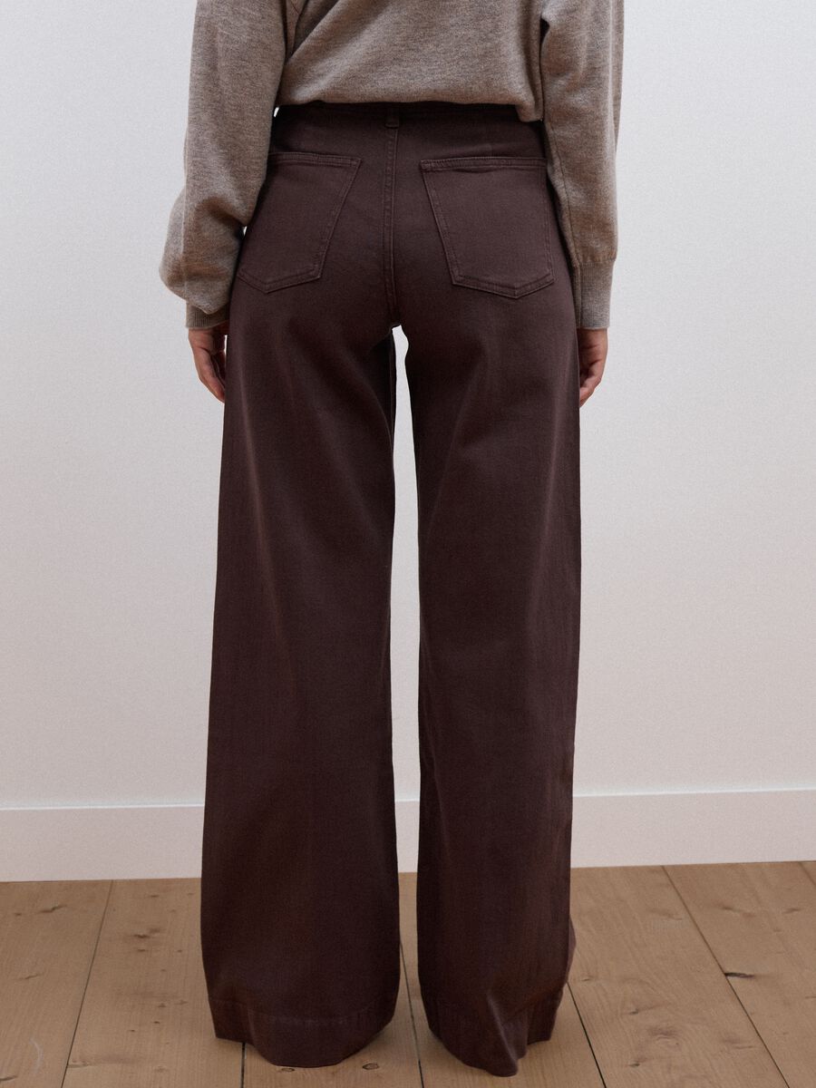 Jeans marroni wide leg in twill di cotone elasticizzato_3