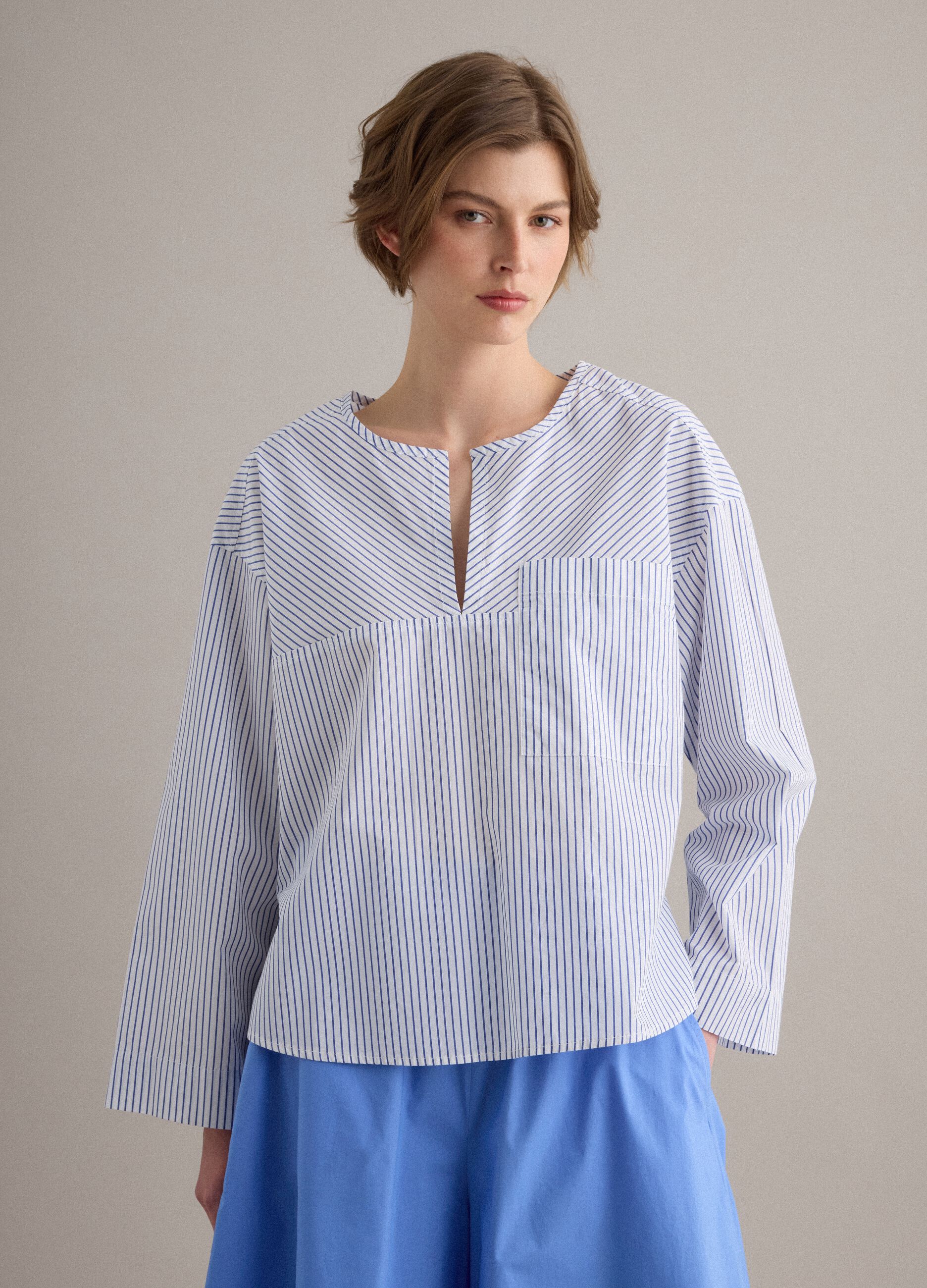 Camisa de puro algod&atilde;o &agrave;s riscas multicolores com corte regular e bolso