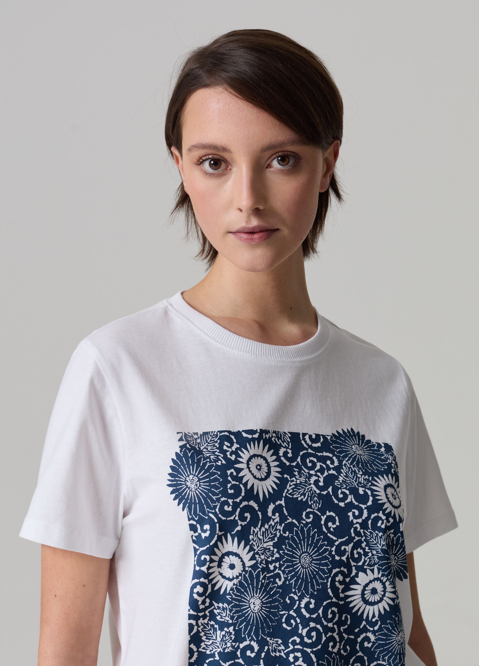 T-shirt in cotone bio con stampa floreale