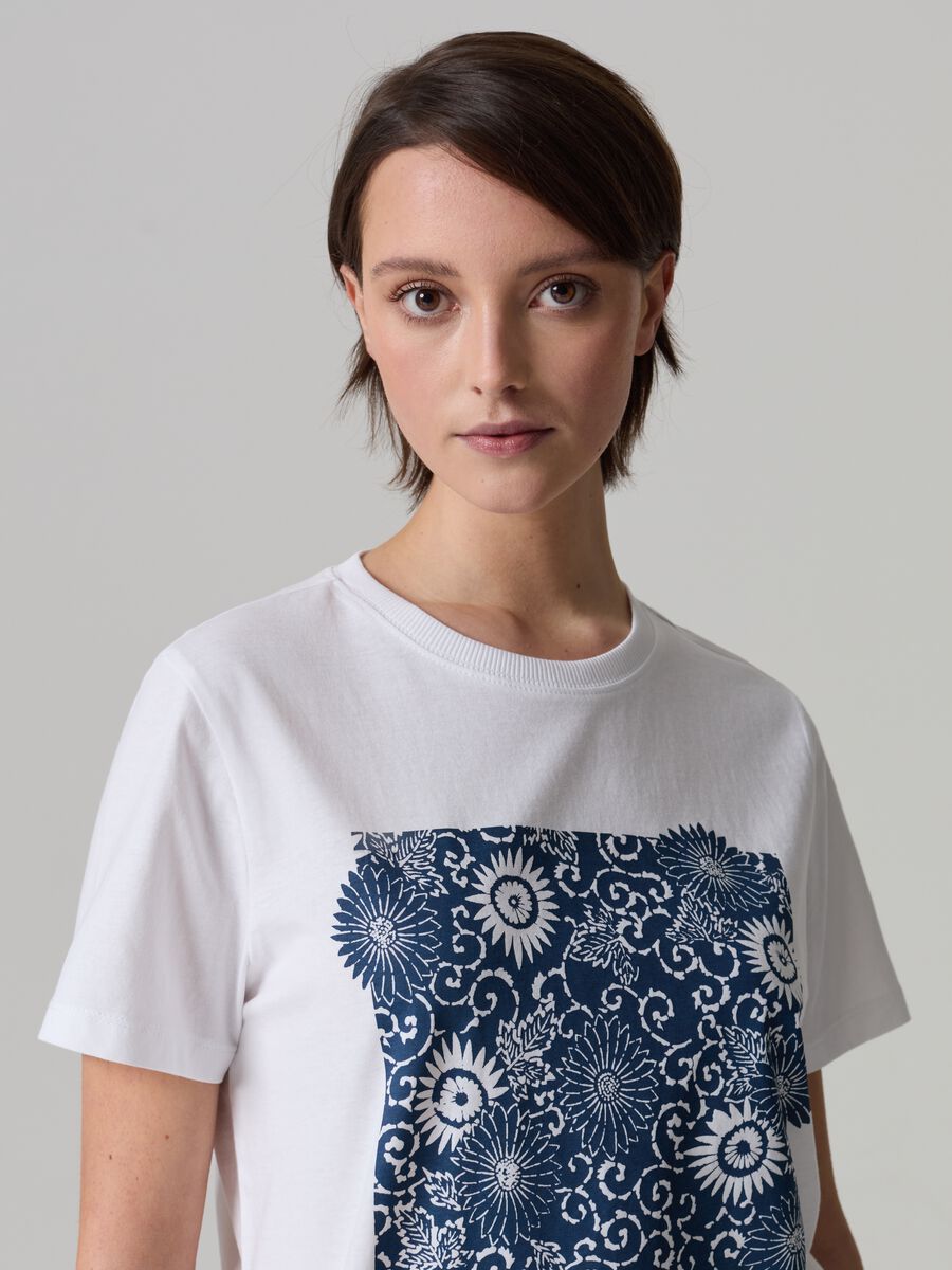 Camiseta de algodón orgánico con estampado floral_0
