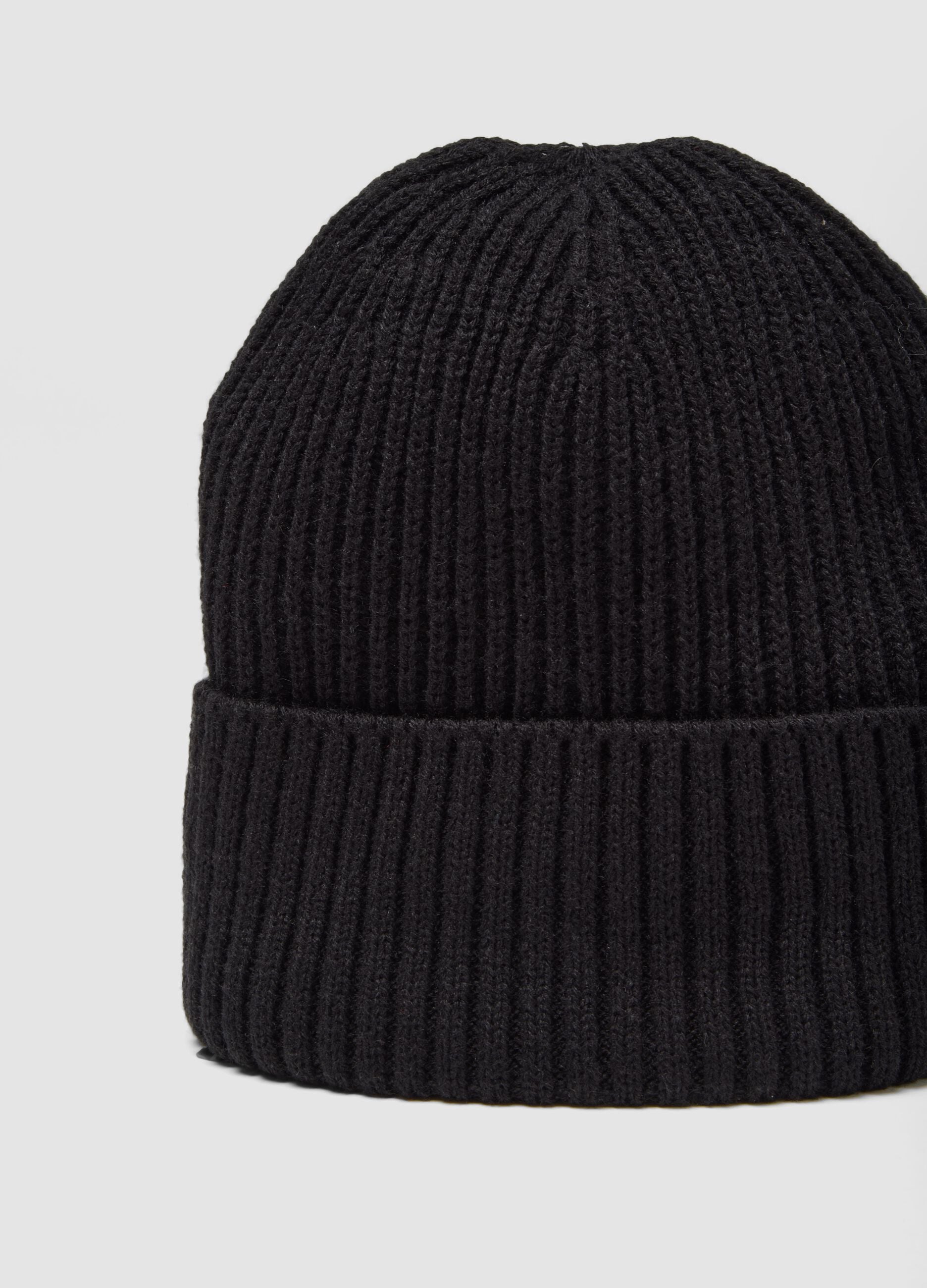Schwarze Strickm&uuml;tze mit Umschlag