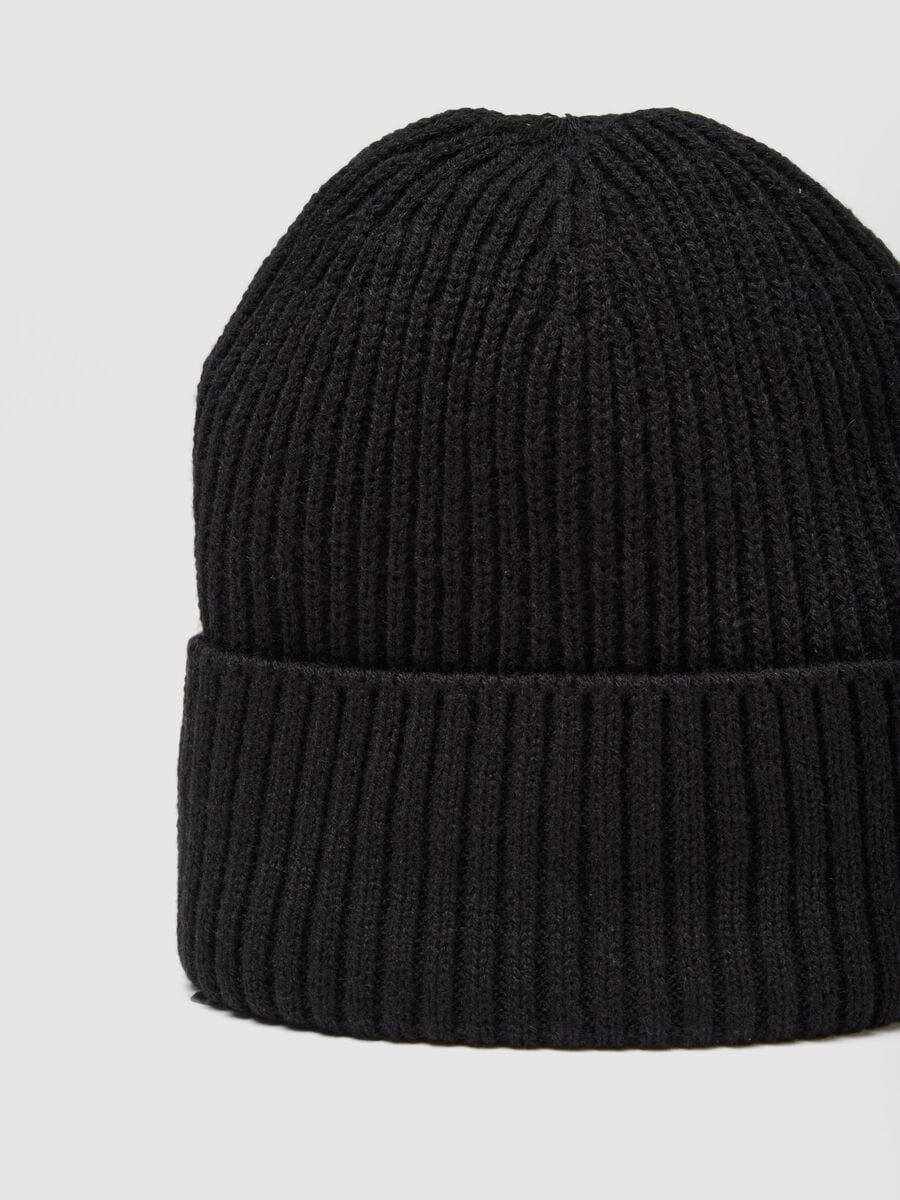Gorro preto de malha com dobra_1