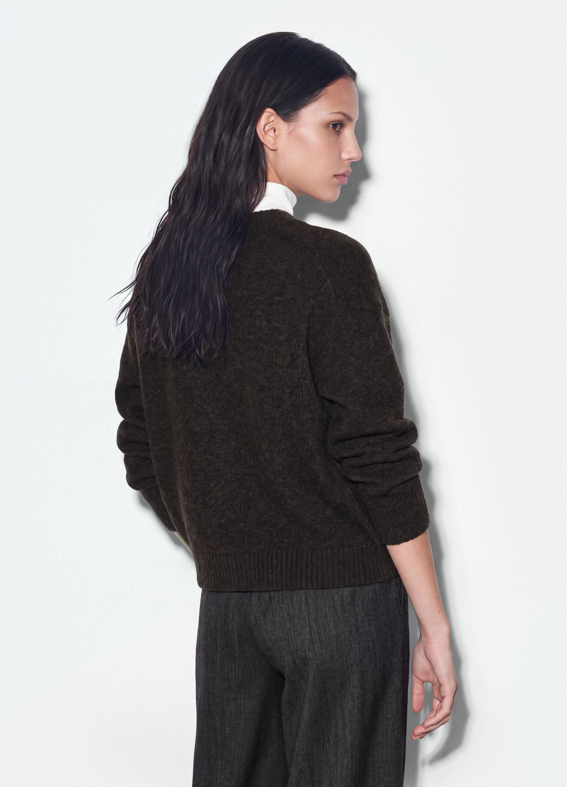 Cardigan castanho em l&atilde; el&aacute;stica com decote em V profundo, corte oversized
