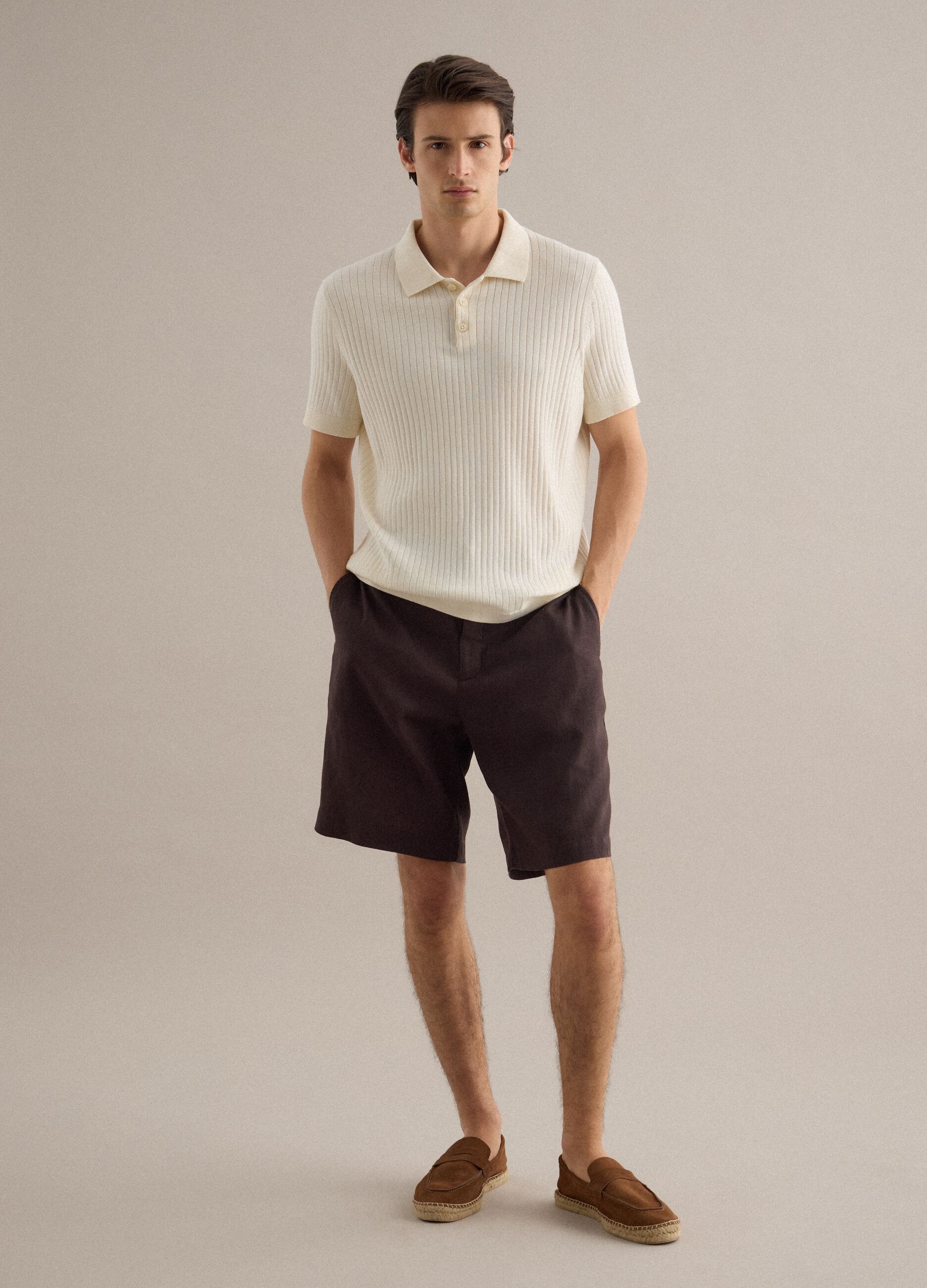 Braune Bermuda Shorts aus reinem Leinen mit regul&auml;rer Passform