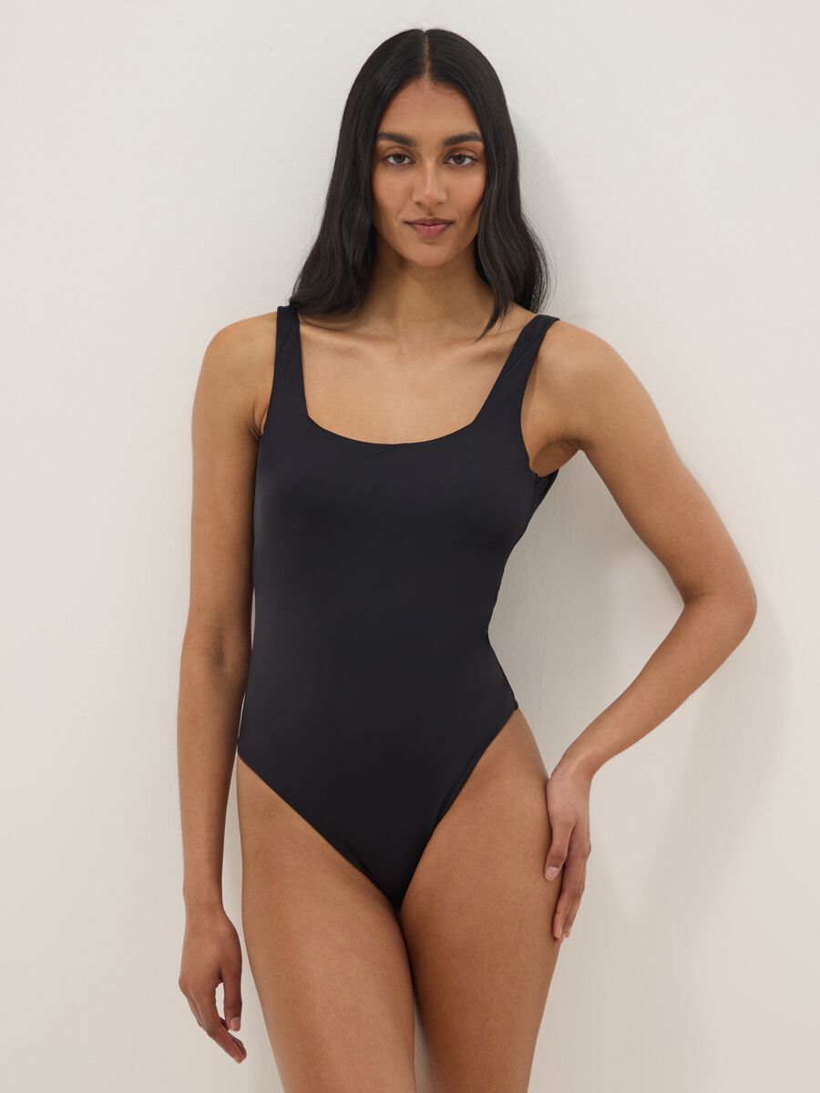 Schwarzer, elastischer Badeanzug mit Polstern_0