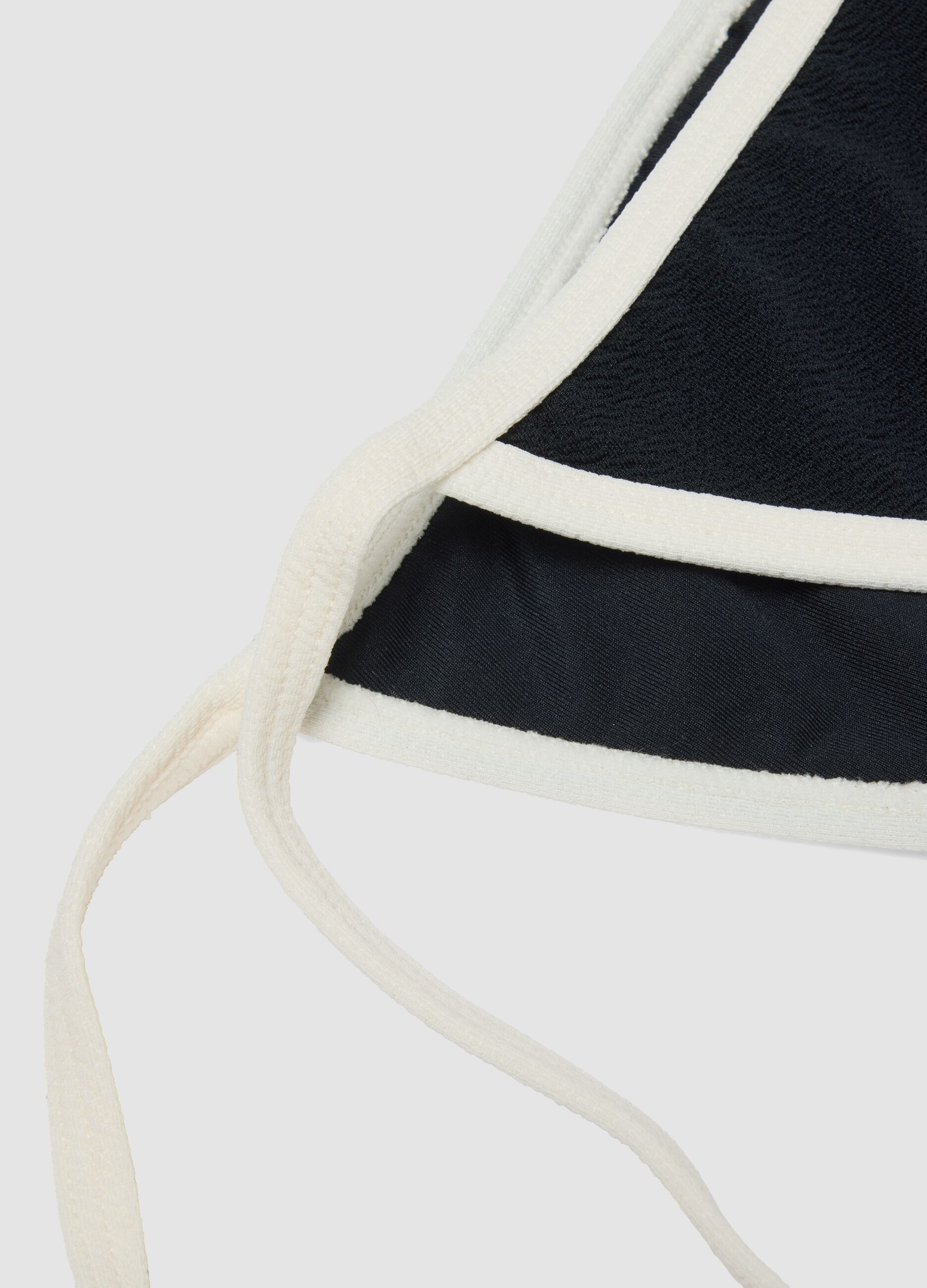 Schwarz-wei&szlig;es Bikinih&ouml;schen aus Stretchmaterial mit seitlichen B&auml;ndern