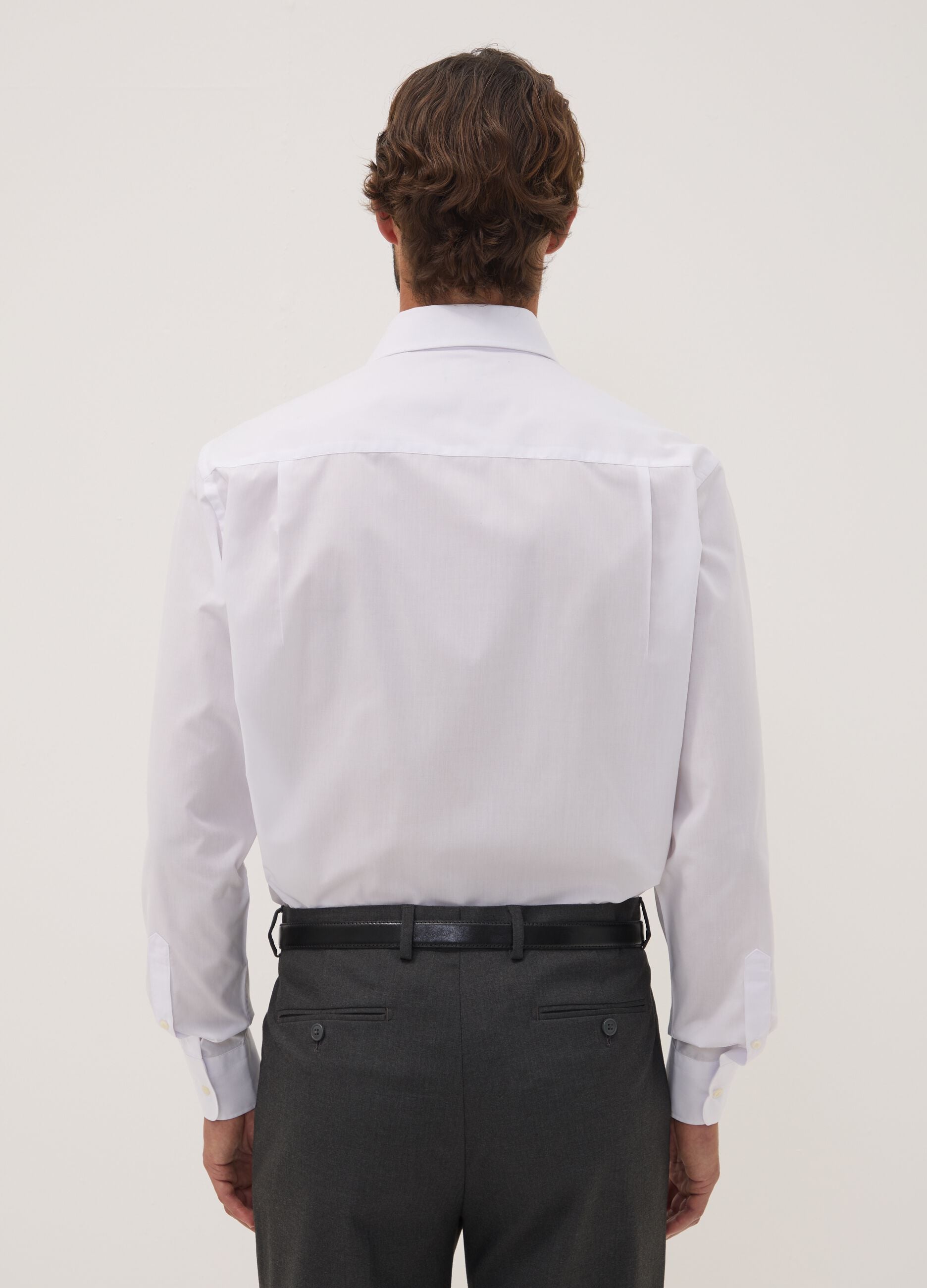 White regular-fit shirt with classic collar, easy iron