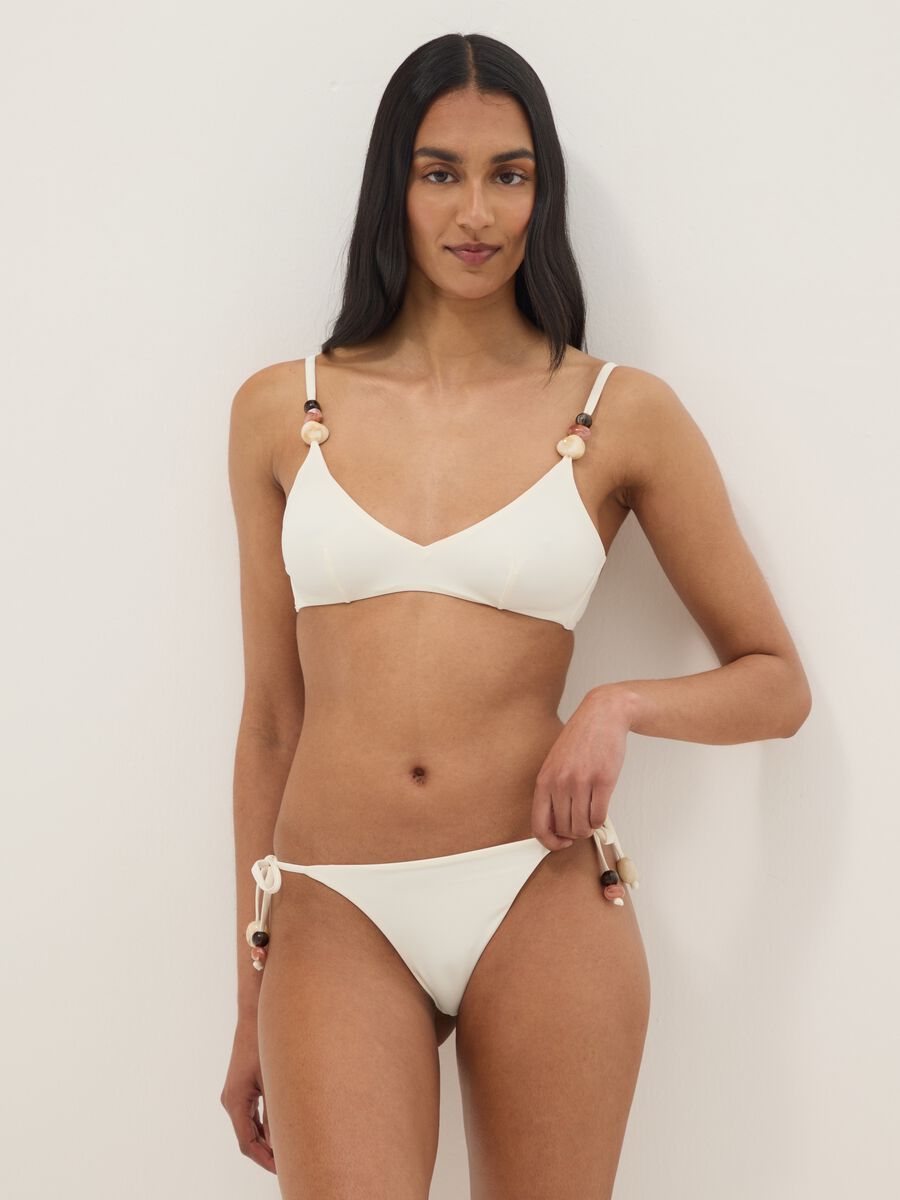 Bas de bikini blanc en tissu stretch avec liens et pierres_1