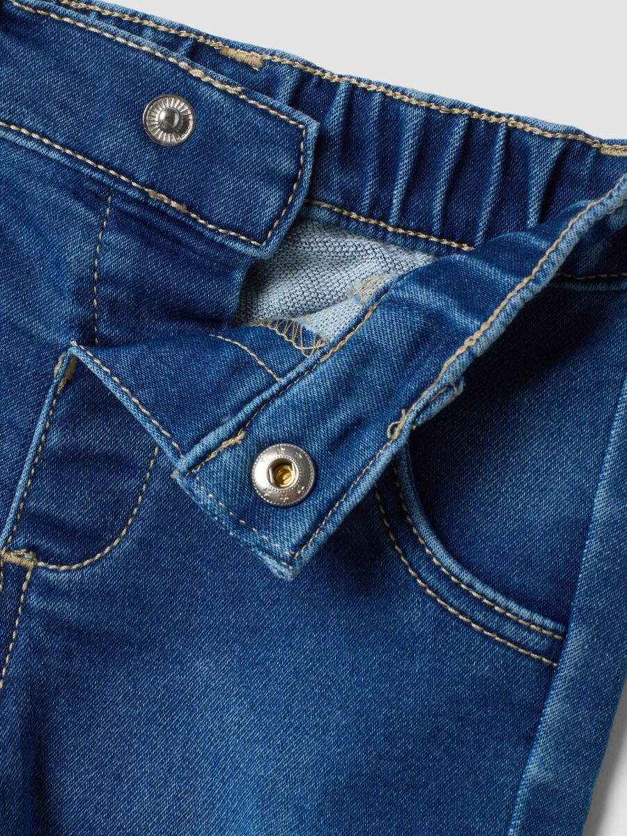Blaue Baby-Hose aus Stretch-Baumwolle mit Cargo-Tasche_2
