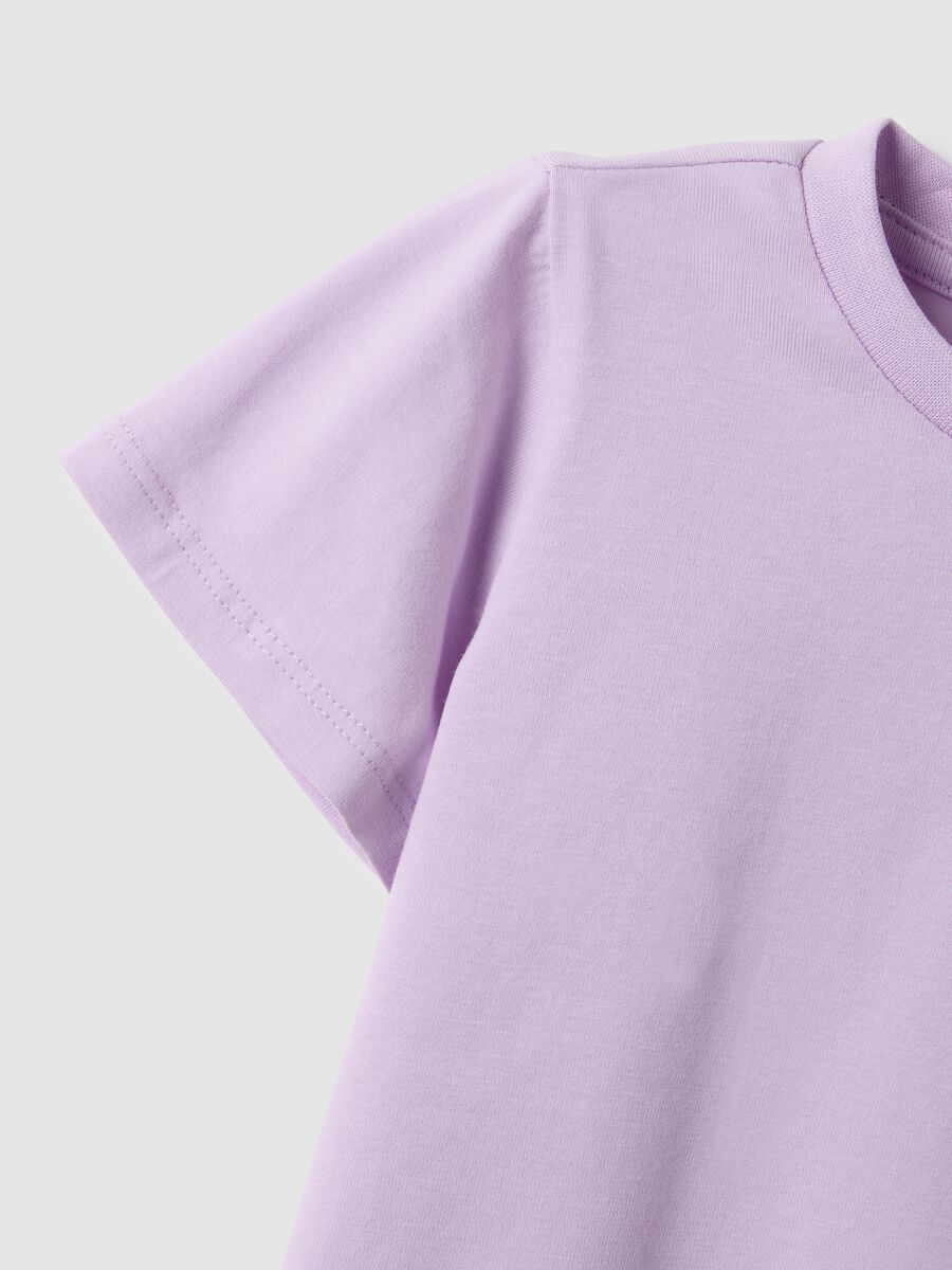 Camiseta de ni&ntilde;a ajuste regular en algod&oacute;n el&aacute;stico violeta con coraz&oacute;n_3