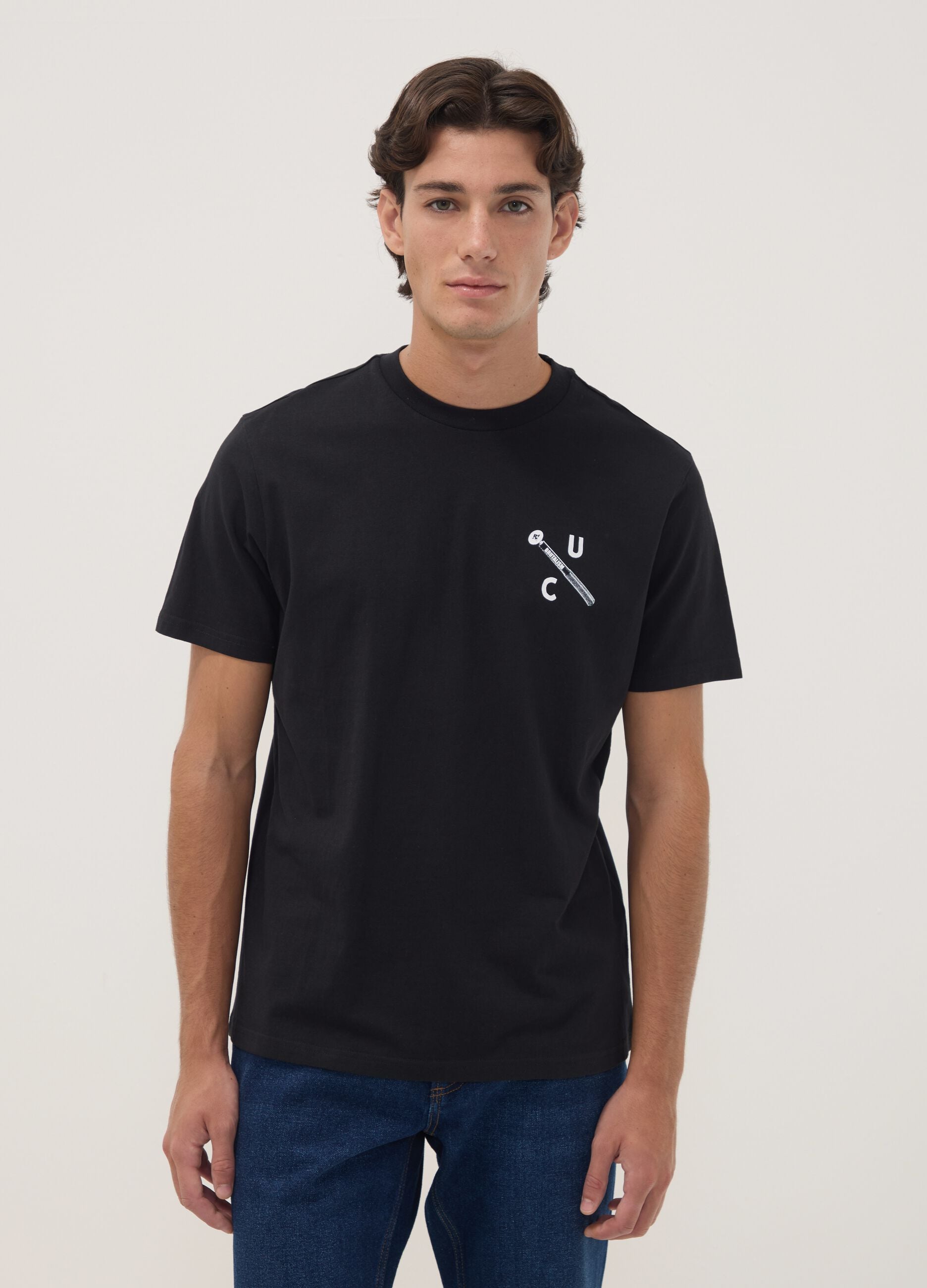 T-shirt preta em algod&atilde;o puro com decote redondo e estampado