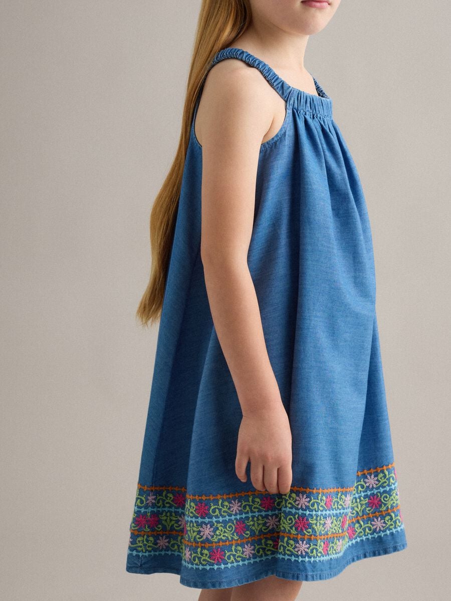 Vestido azul de lyocell puro con tirantes y bordado en el bajo_2