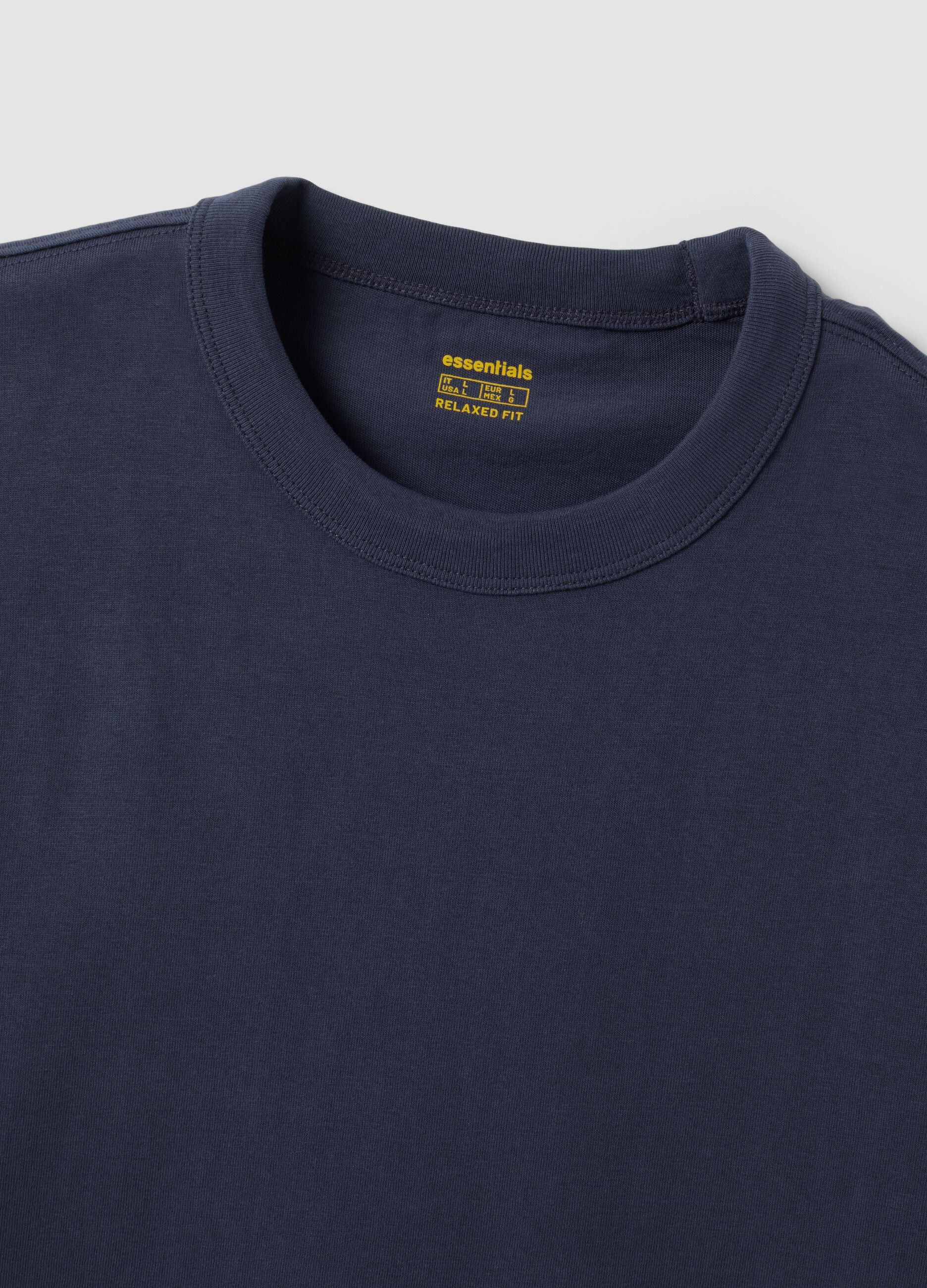 &Mu;&pi;&lambda;&epsilon; T-shirt &alpha;&pi;ό 100% &beta;&alpha;&mu;&beta;ά&kappa;&iota; &mu;&epsilon; &sigma;&tau;&rho;&omicron;&gamma;&gamma;&upsilon;&lambda;ή &lambda;&alpha;&iota;&mu;ό&kappa;&omicron;&psi;&eta;, relaxed fit