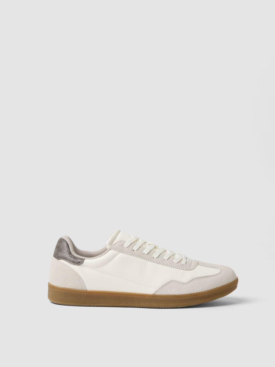 Casual white trainers with contrasting sole_0