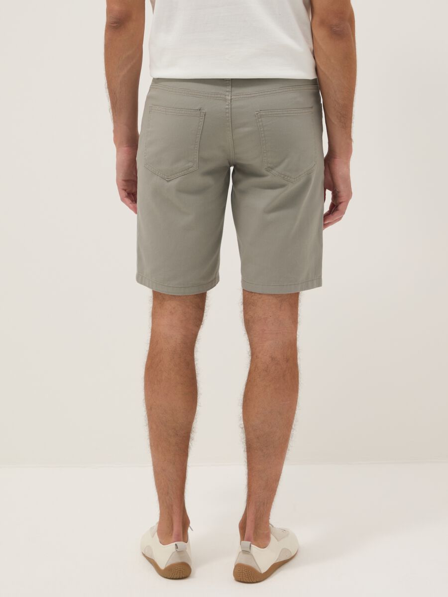 Graue Shorts aus reiner Baumwolle_2