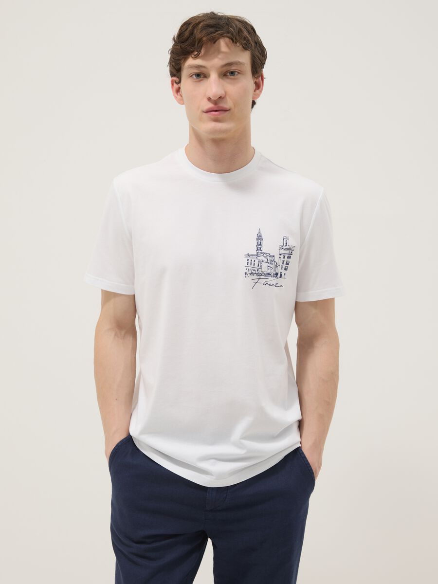 Wei&szlig;es T-Shirt aus reiner Baumwolle mit Frontprint, Regular Fit_0