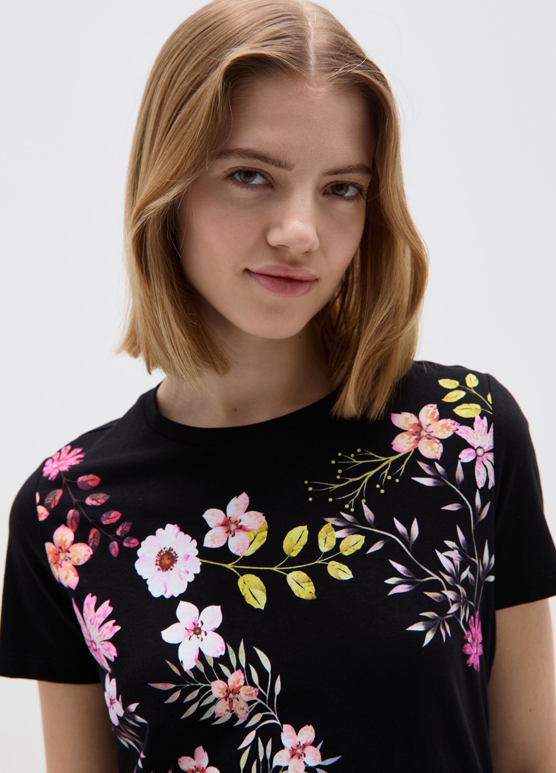 Camiseta con estampado flores