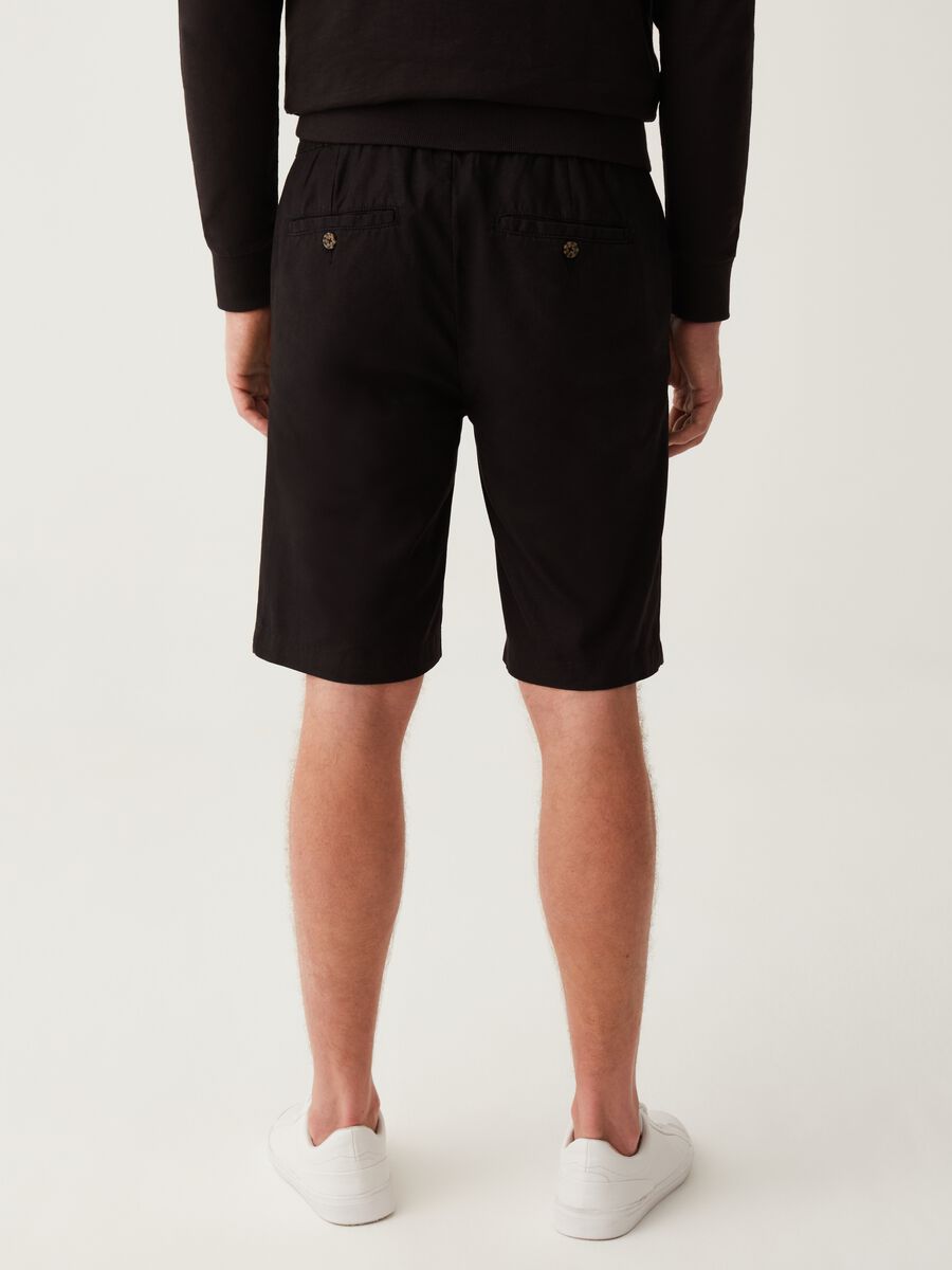LESS IS BETTER Bermuda shorts in linen and cotton canvas_2