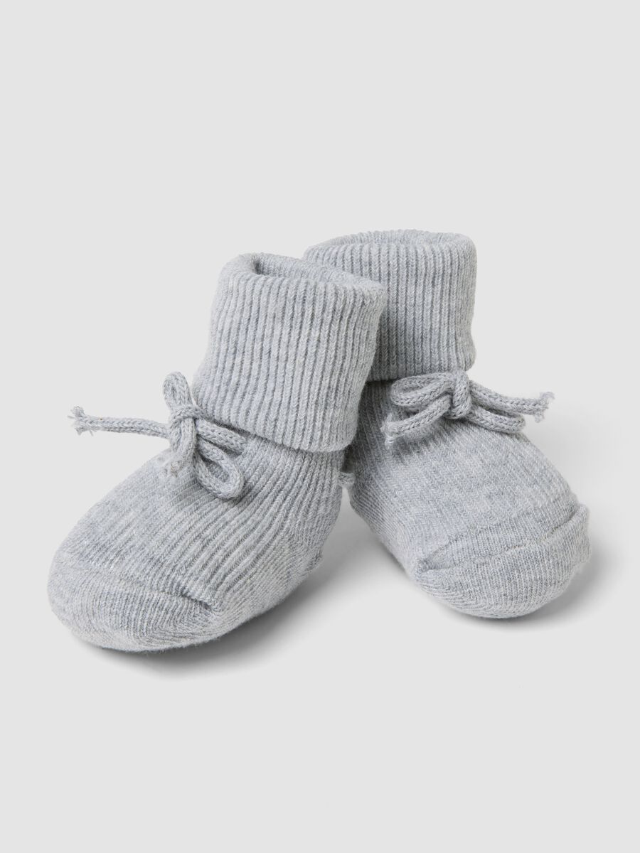 Graue Babysch&uuml;hchen aus Bio-Baumwolle mit Rippstrick_2