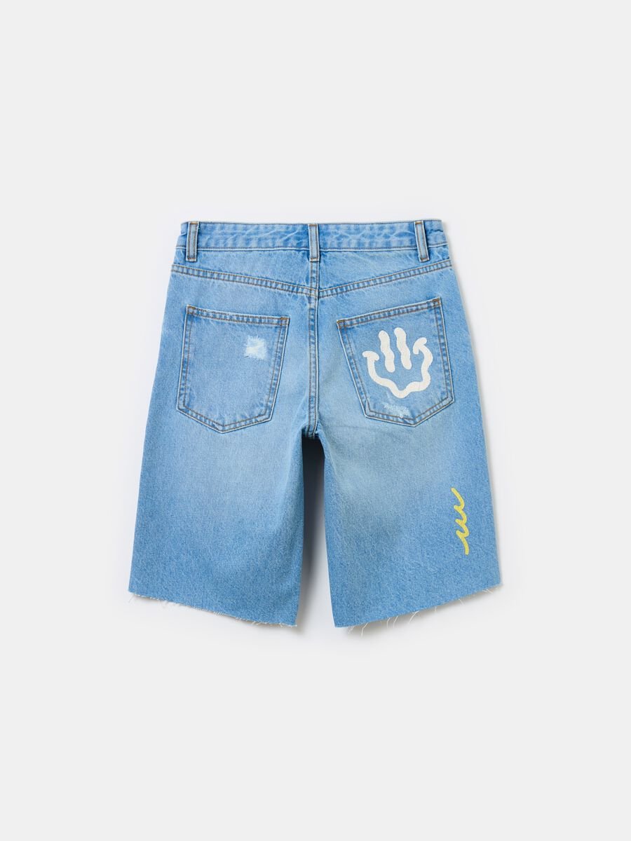 Denim Bermuda shorts with abrasions and print_1