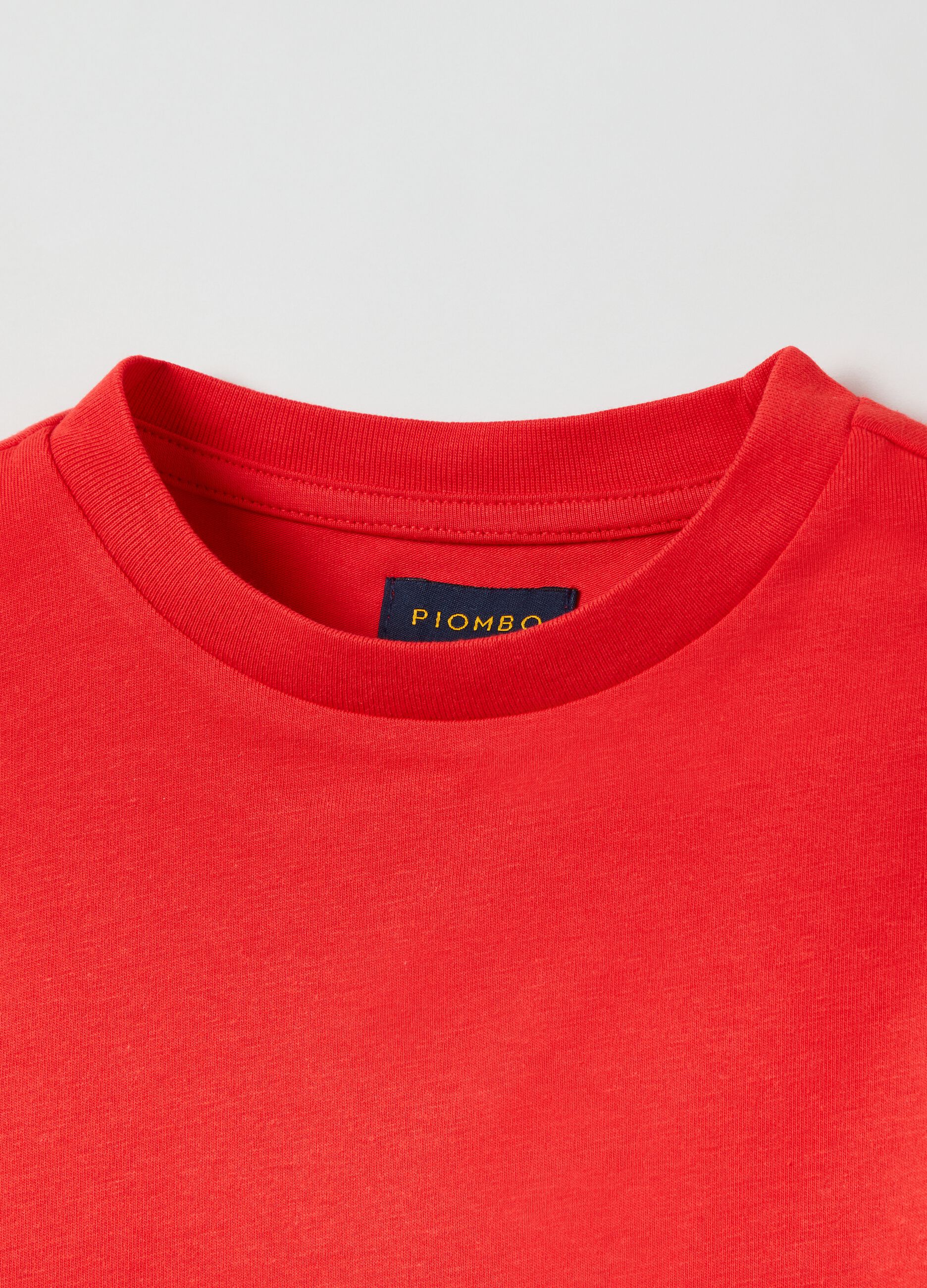 Solid colour T-shirt with round neck