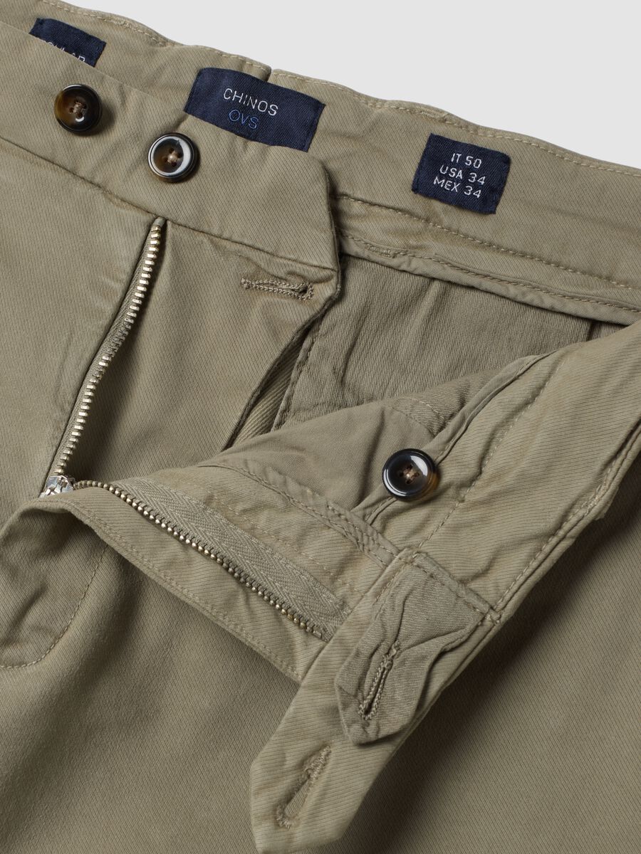 Pantaloni chino marroni in cotone e modal elasticizzato_1