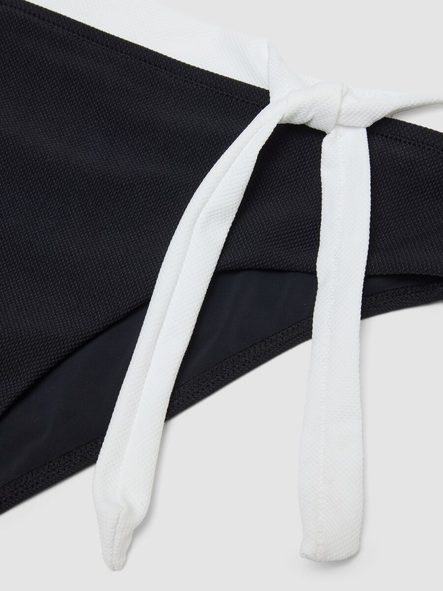 Schwarze Stretch-Bikinihose mit wei&szlig;er Schleife_5