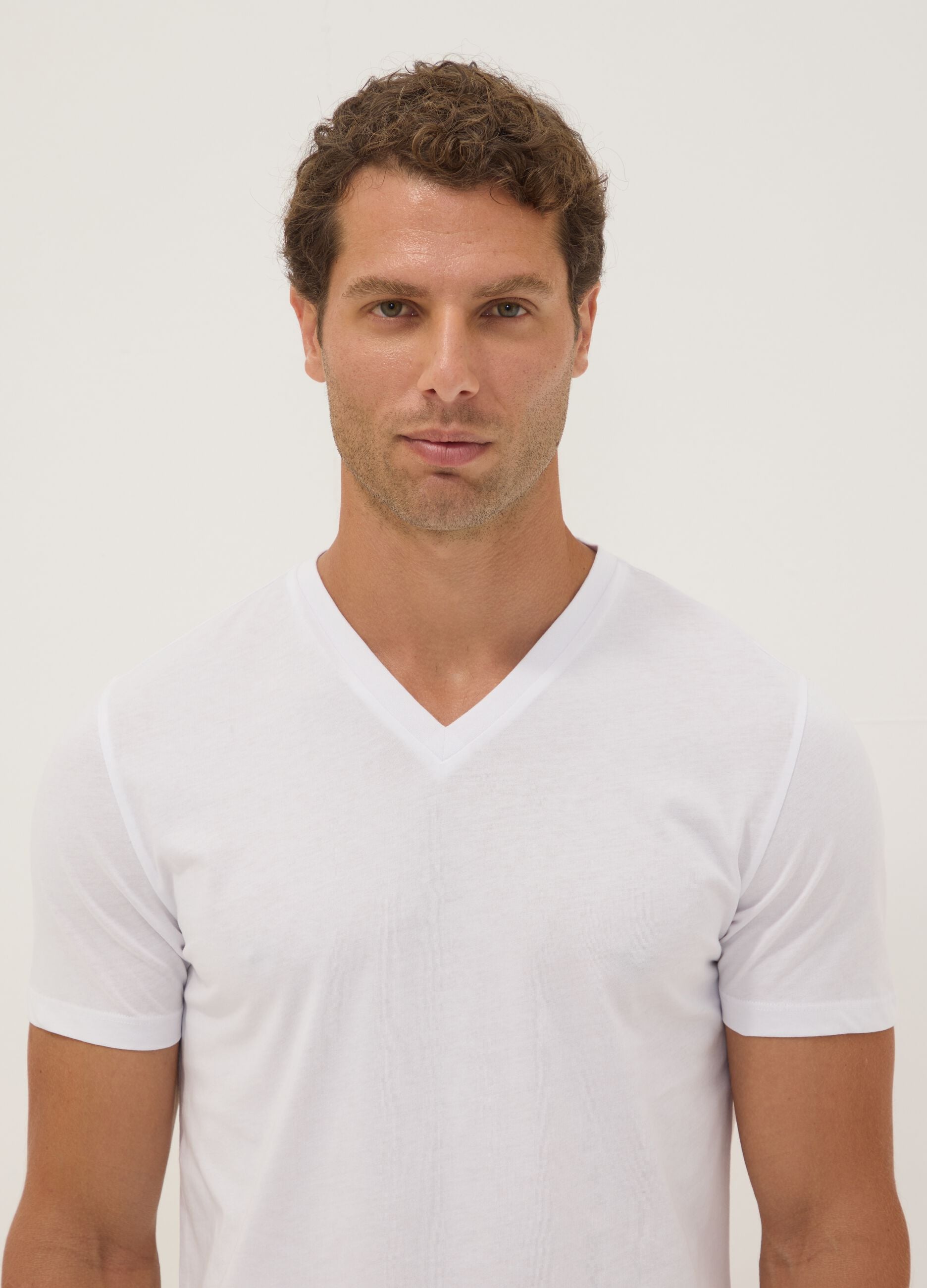 3-pack of white organic cotton V-neck T-shirts