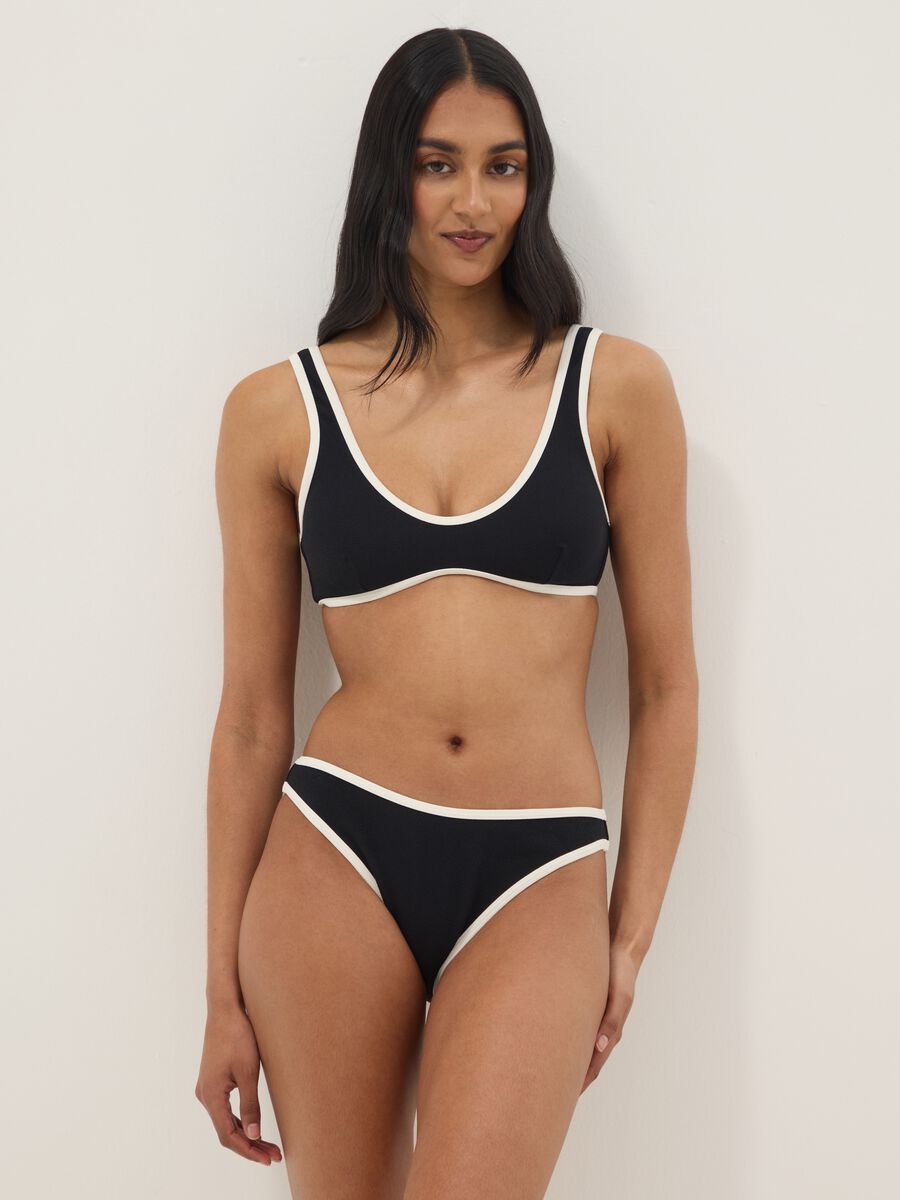 Schwarze Stretch-Bade-Slips mit wei&szlig;er Paspel_0