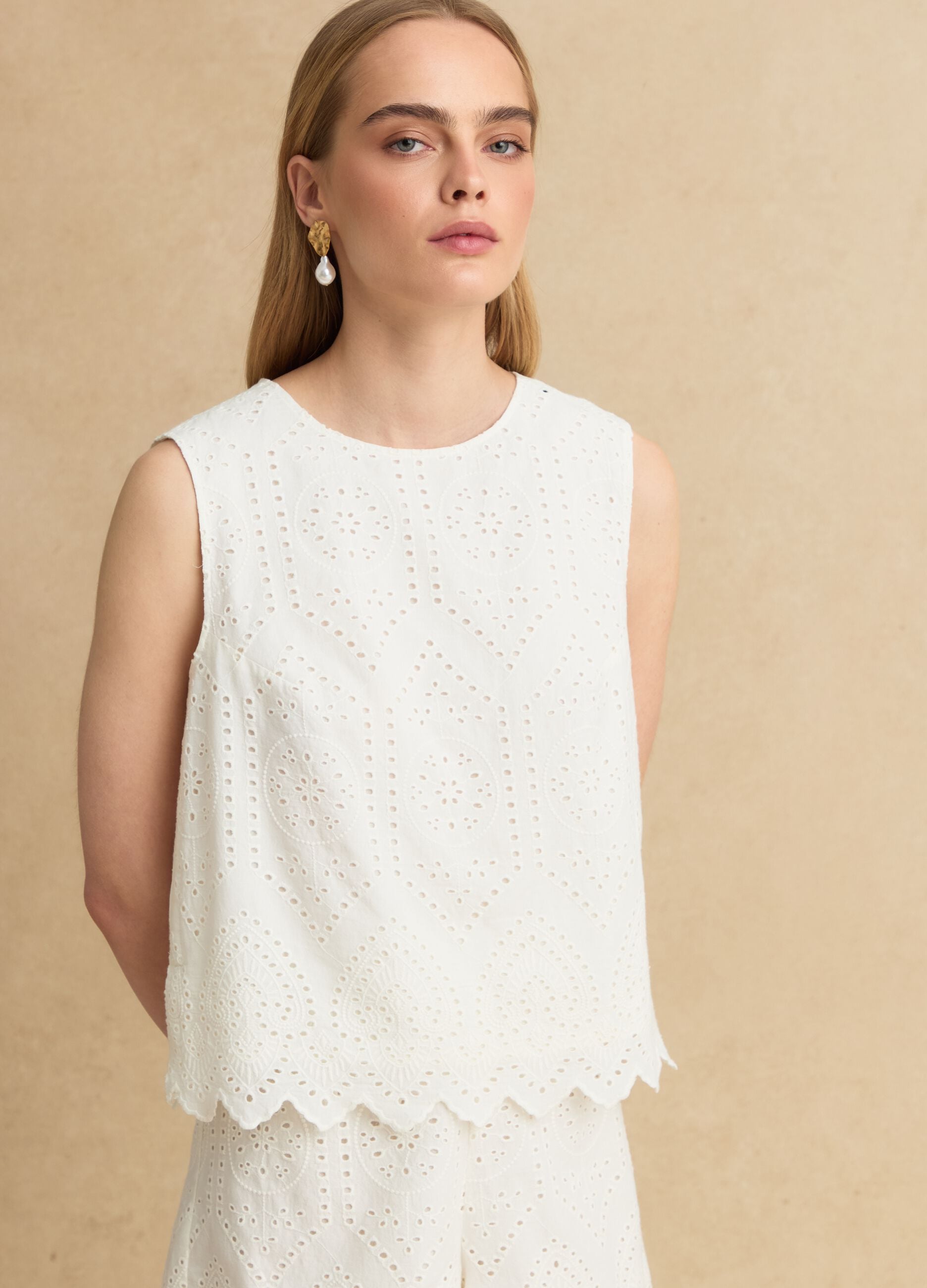 Blusa branca em algod&atilde;o puro com bordado ingl&ecirc;s