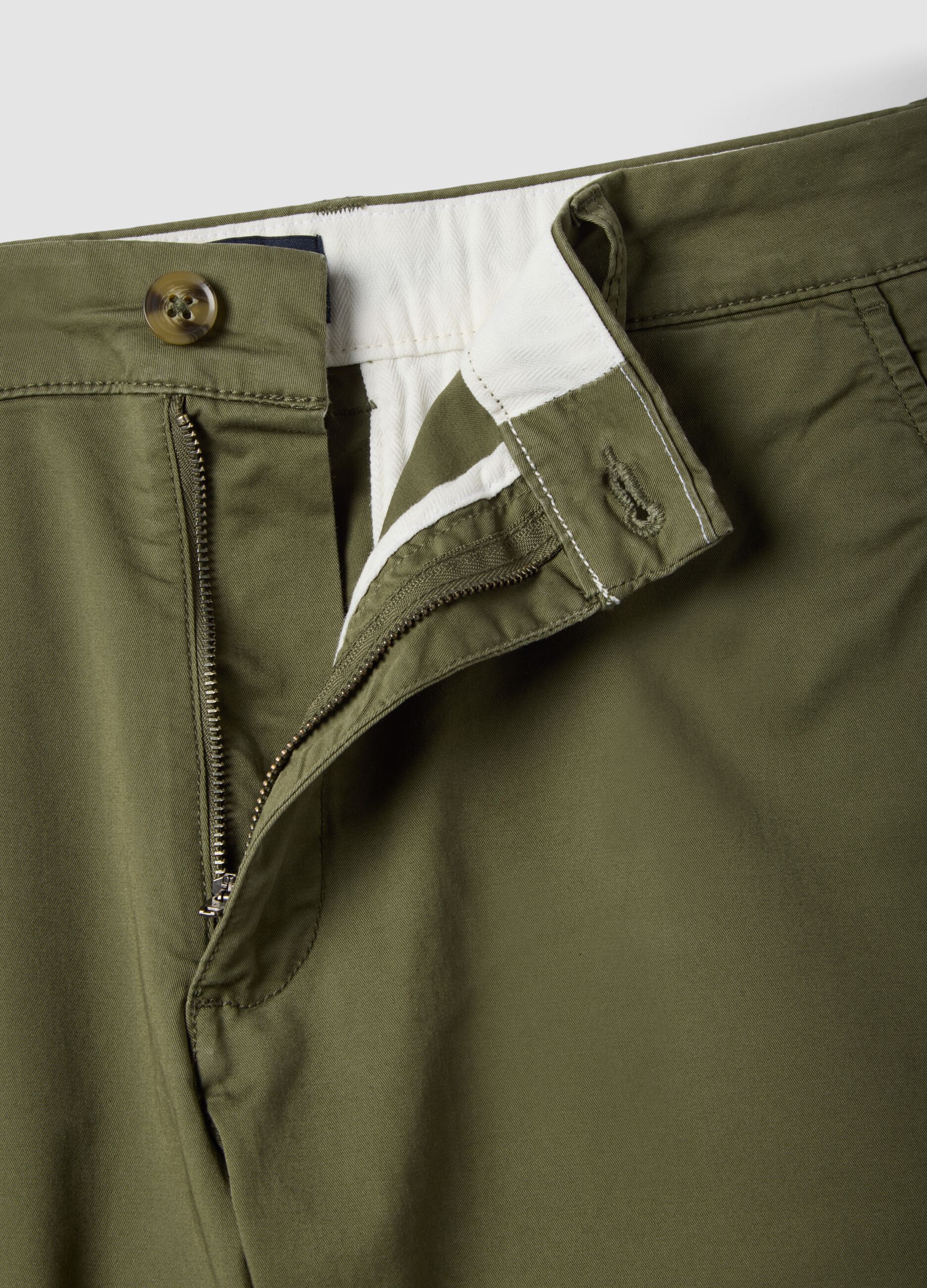 Gr&uuml;ne Chino-Shorts aus Stretch-Baumwolle, Regular Fit