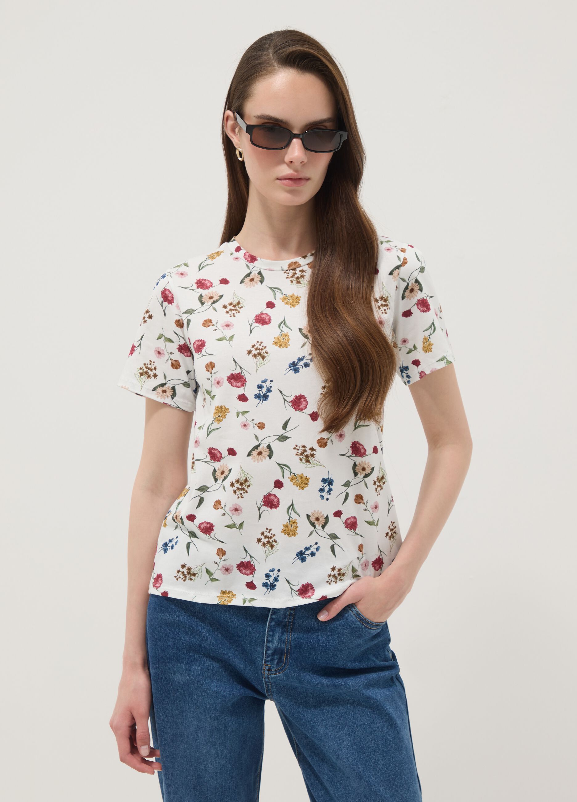 Camiseta blanca de algod&oacute;n el&aacute;stico con estampado floral, corte regular
